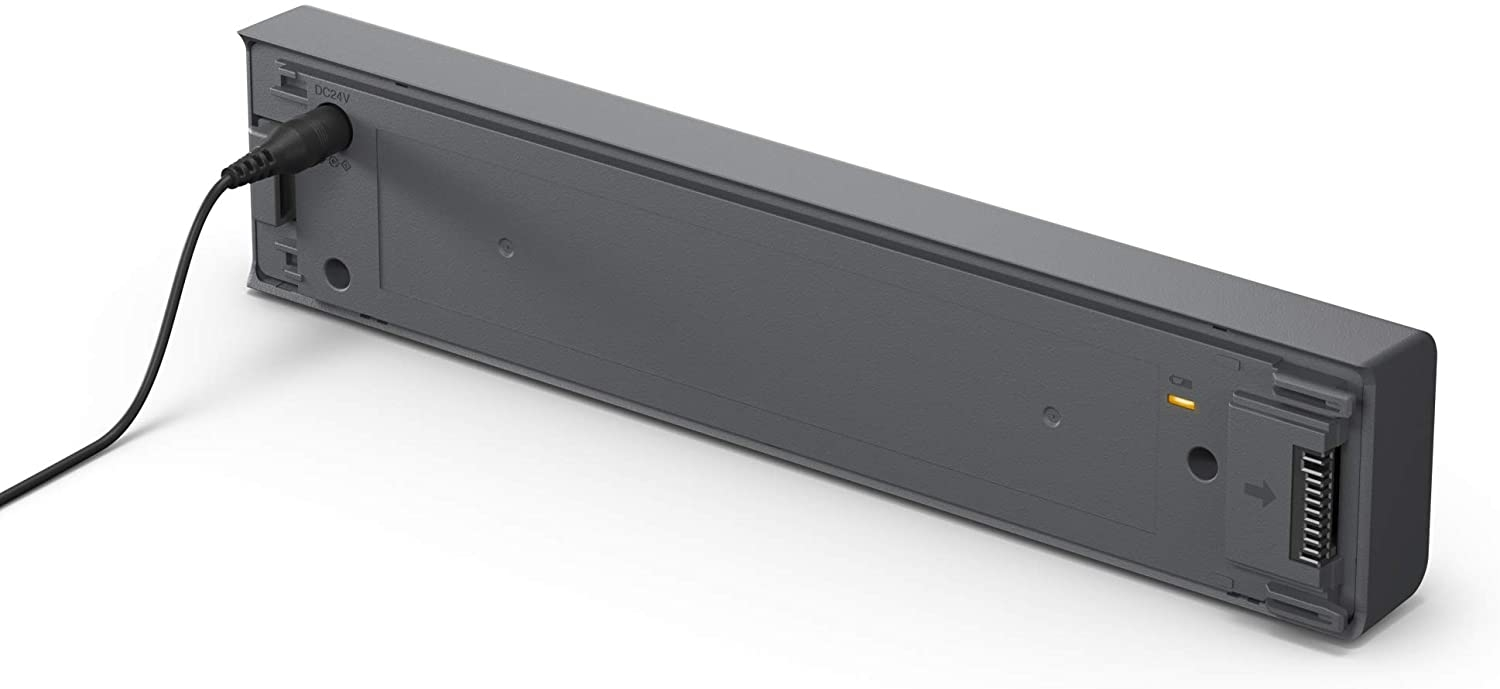 Parte trasera de una barra de sonido gris oscuro, mostrando puertos, incluida la entrada de alimentación.