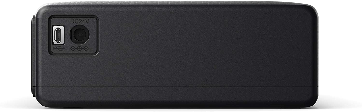 Primer plano de la parte trasera de un dispositivo negro con puertos de conexión. Incluye puerto USB y DC24V.