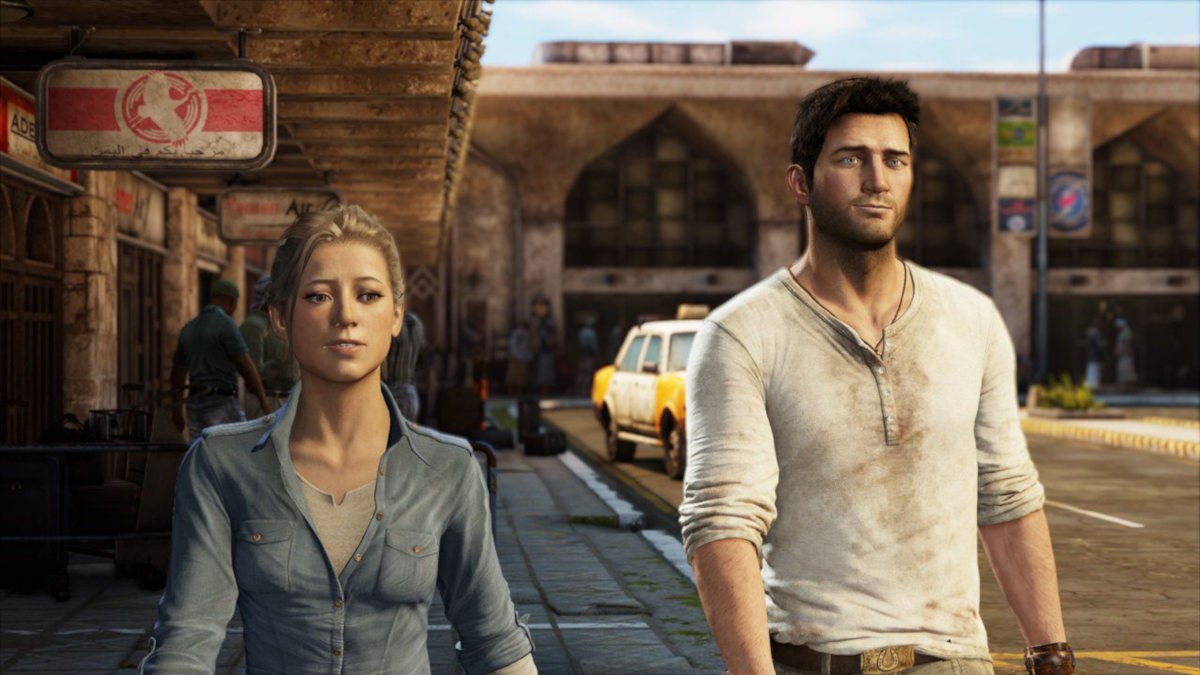 Deux personnes marchant dans la rue. Bâtiments en arrière-plan. La personne à droite est Nathan Drake.