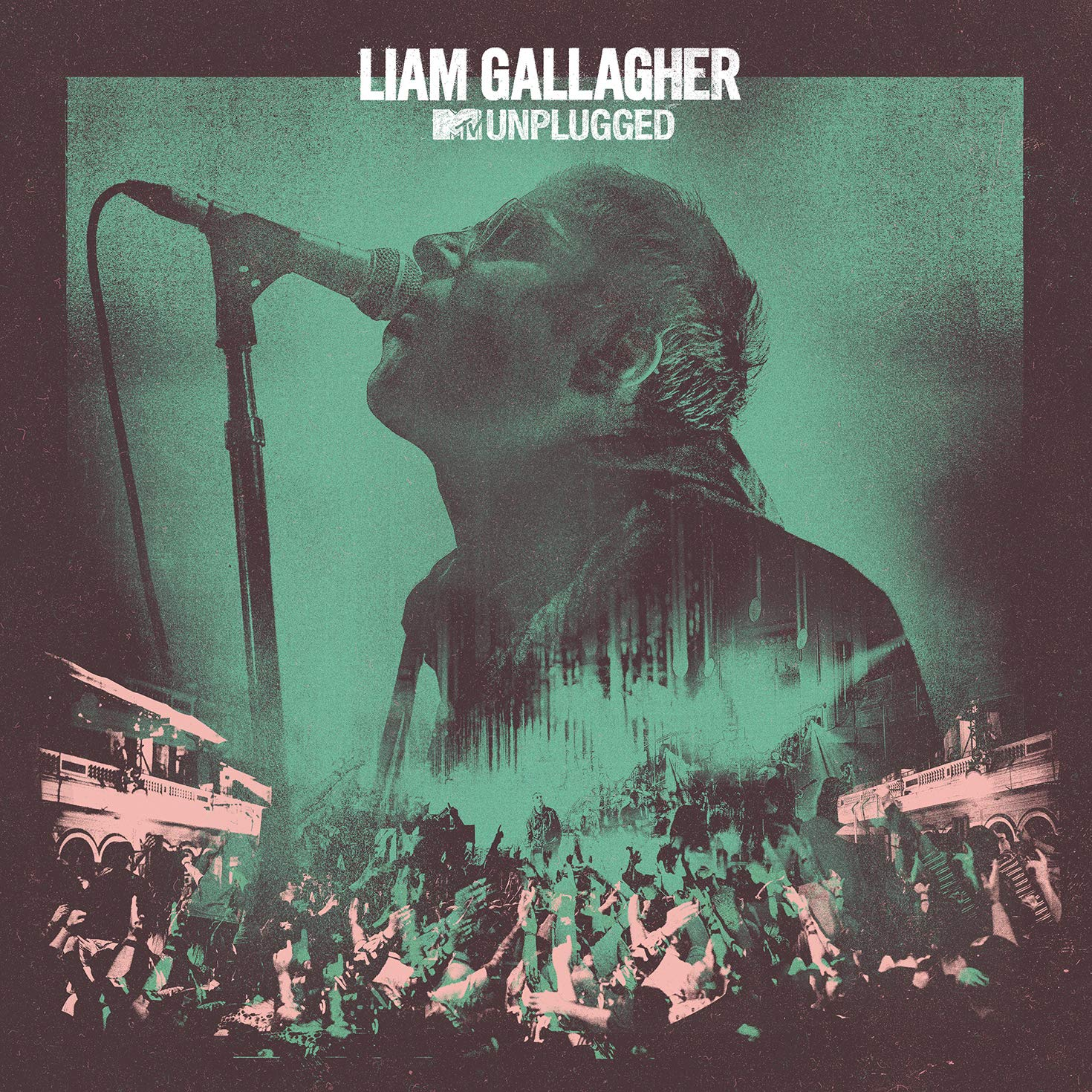 Liam Gallagher a színpadon, mikrofon a szája előtt, tömeg lent, MTV Unplugged logó, zöld és barna tónusok.