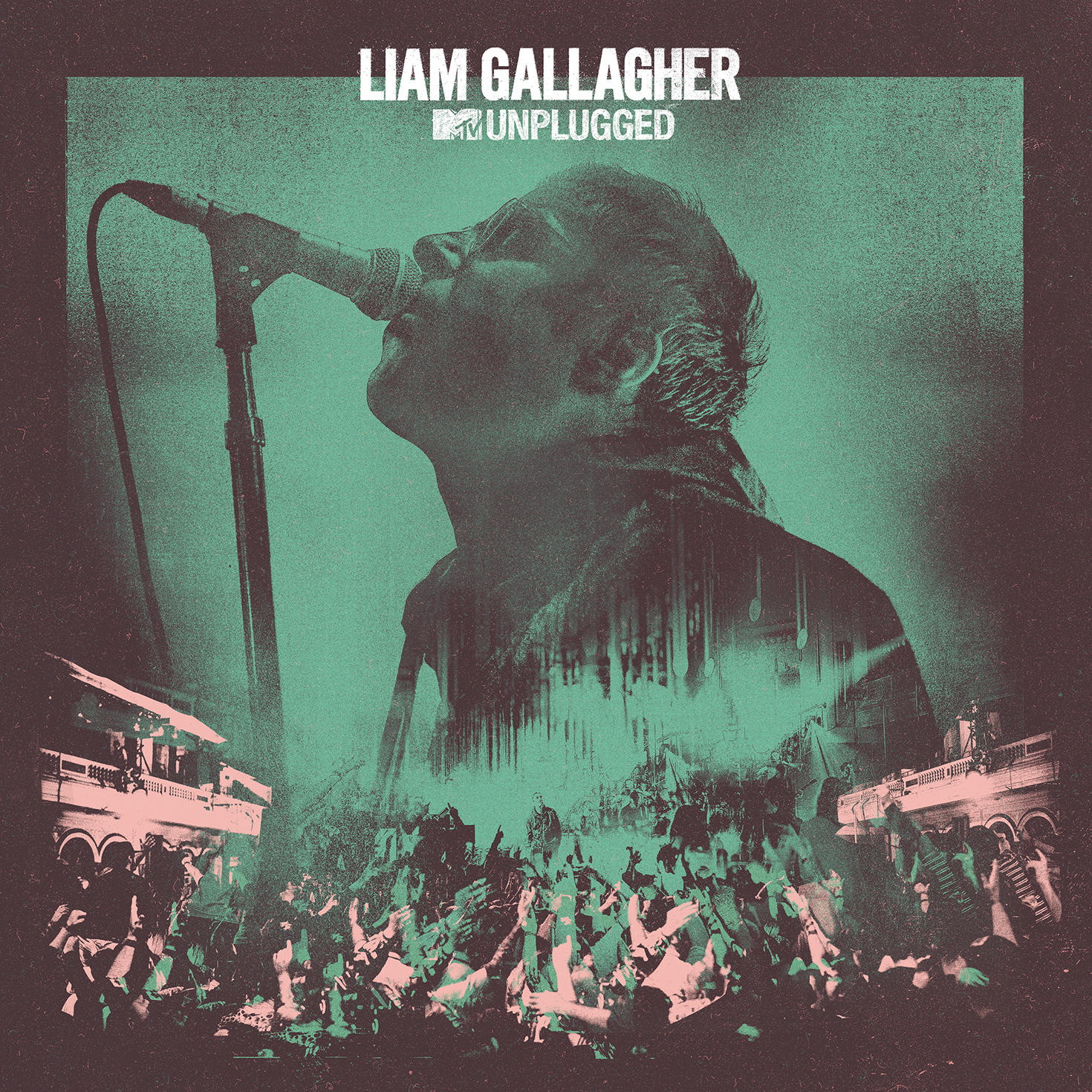 Liam Gallagher mikrofonba énekel. A tömeg és az épületek átfedésben vannak. A kép zöld és barna árnyalatú.