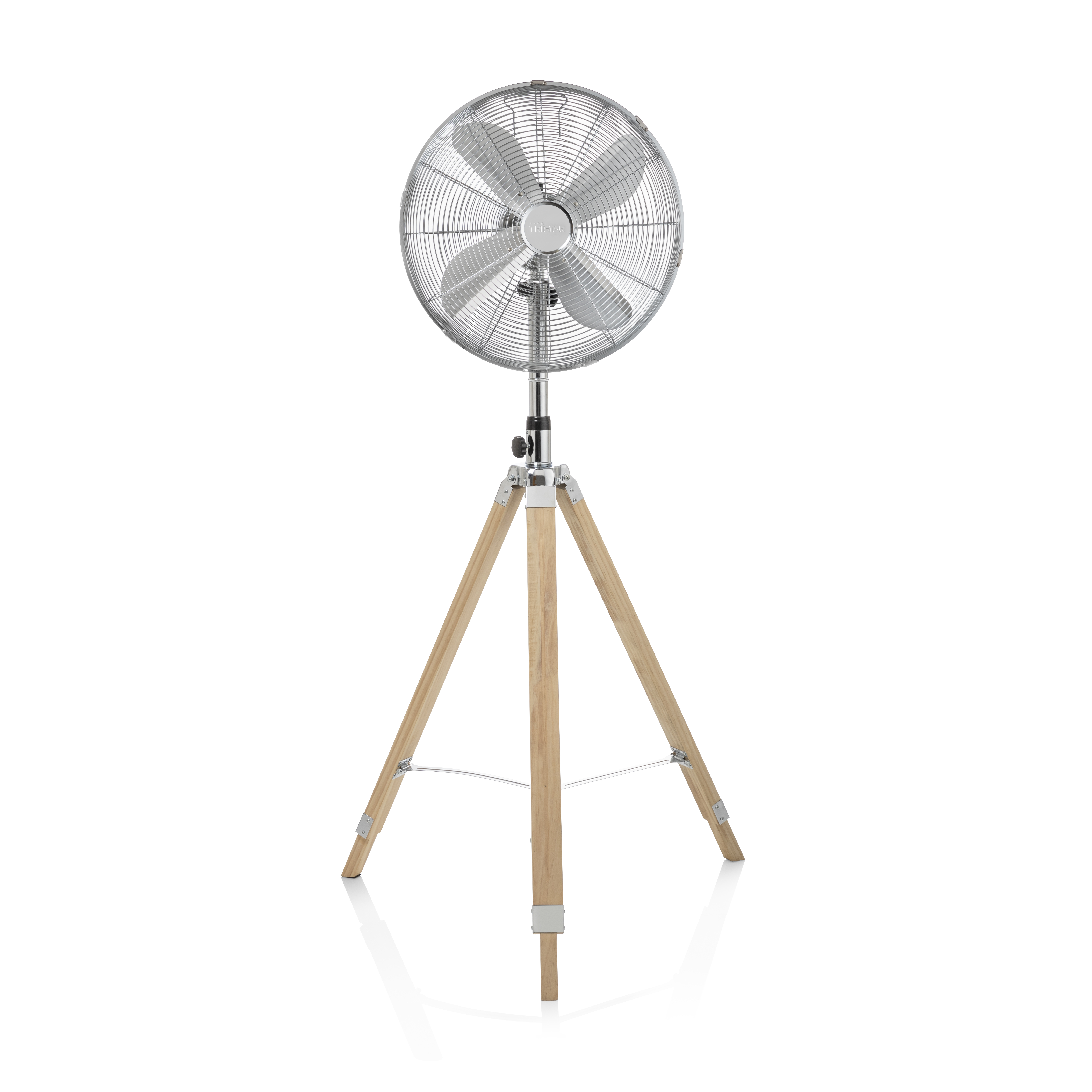 Silberner Metallventilator auf einem hölzernen Stativ. Der Ventilator hat vier Flügel.