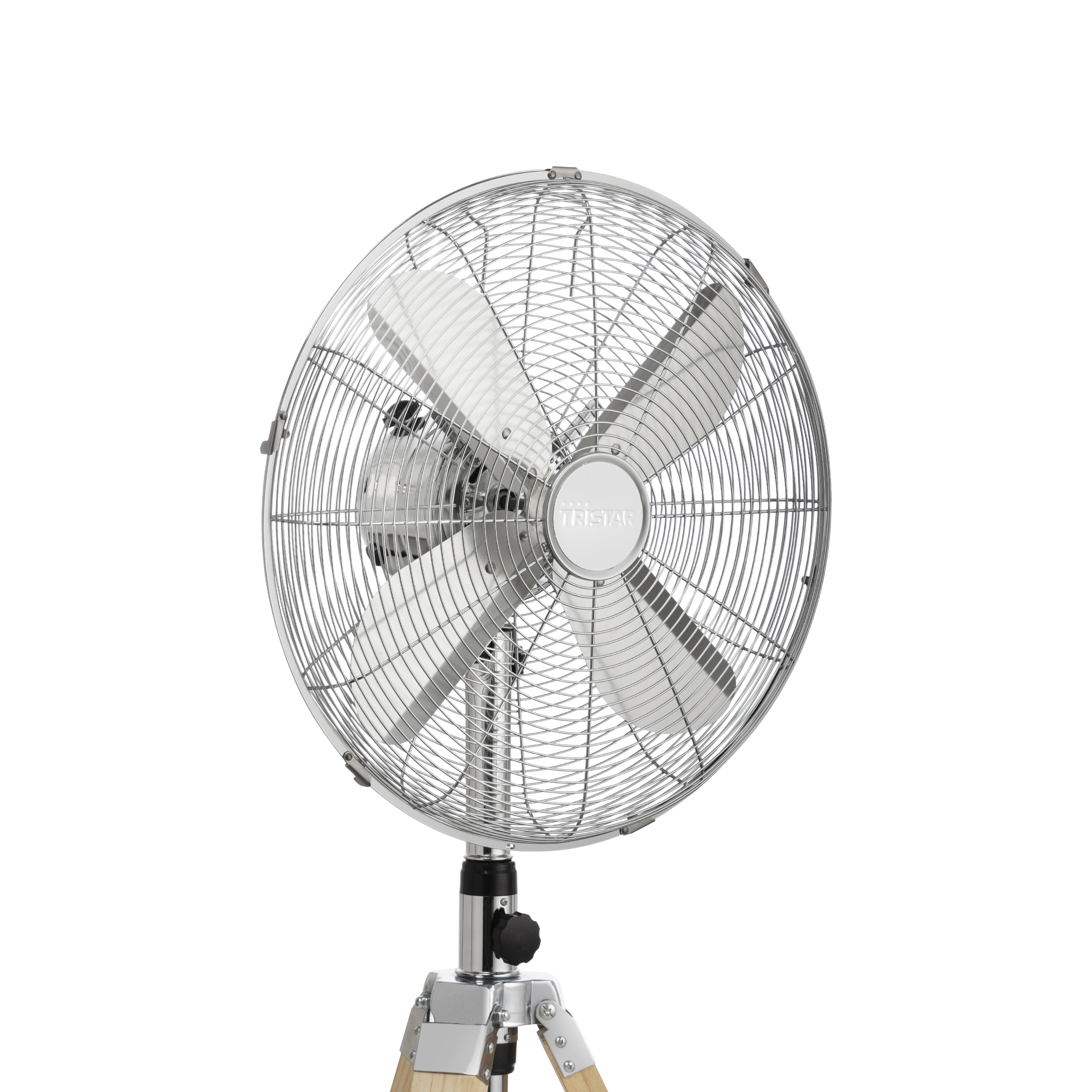 Ein silberner und verchromter Ventilator mit drei Flügeln auf einem Holzständer. Der Hintergrund ist weiß.