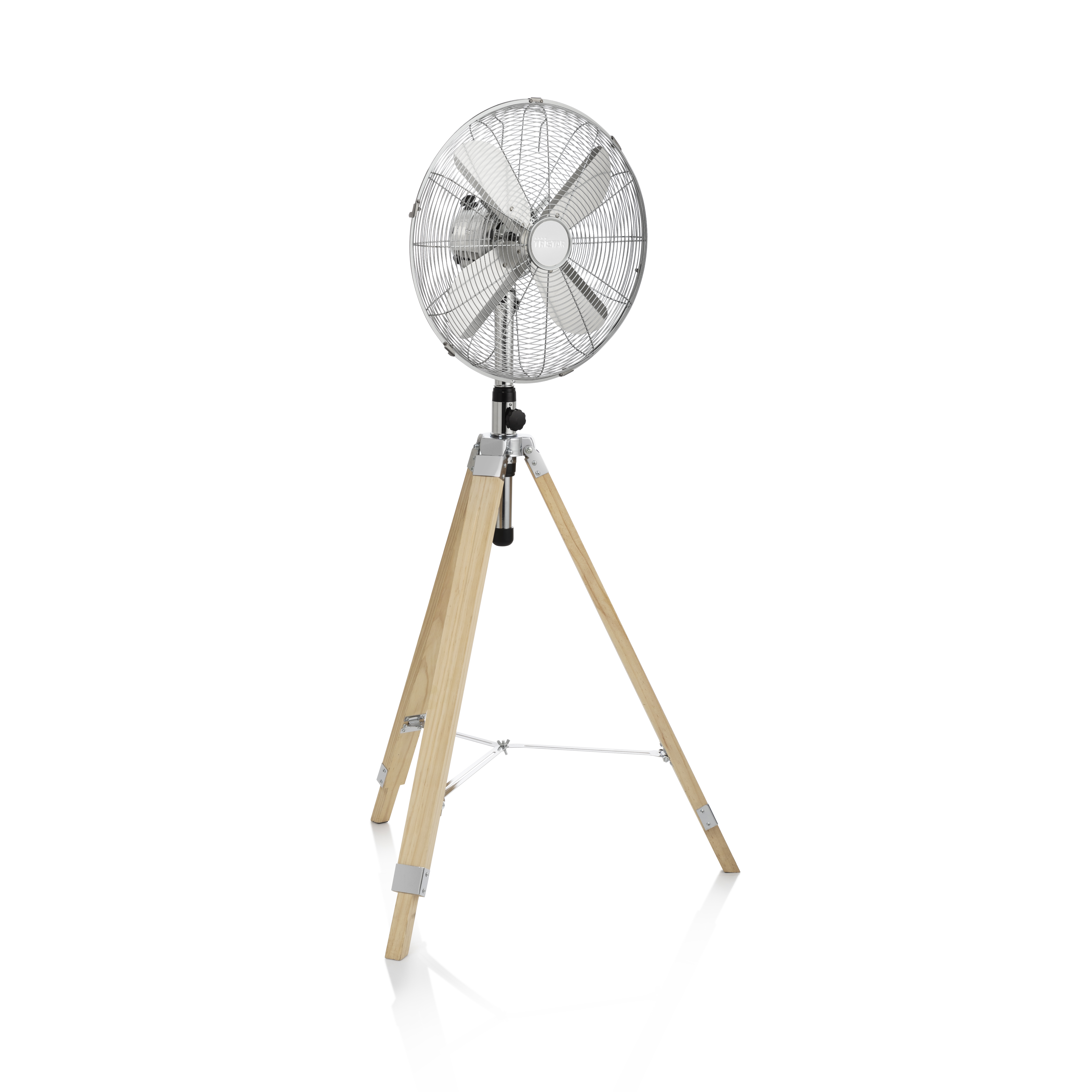 Silberner und hölzerner Stativventilator auf weißem Hintergrund. Der Ventilator ist in der Vorderansicht.
