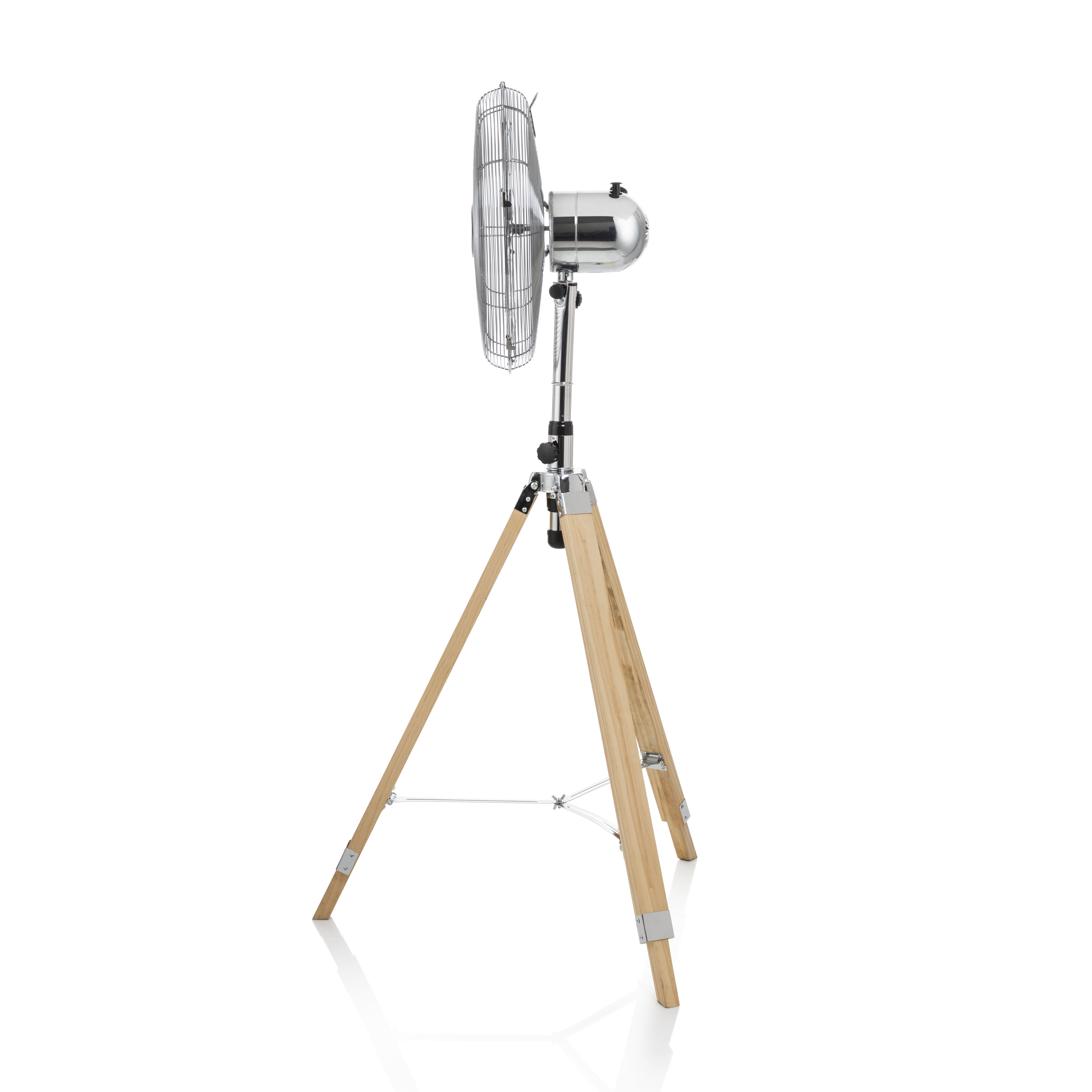 Stativventilator aus Silber und Holz mit Metallkäfig. Weißer Hintergrund, schräge Ansicht.