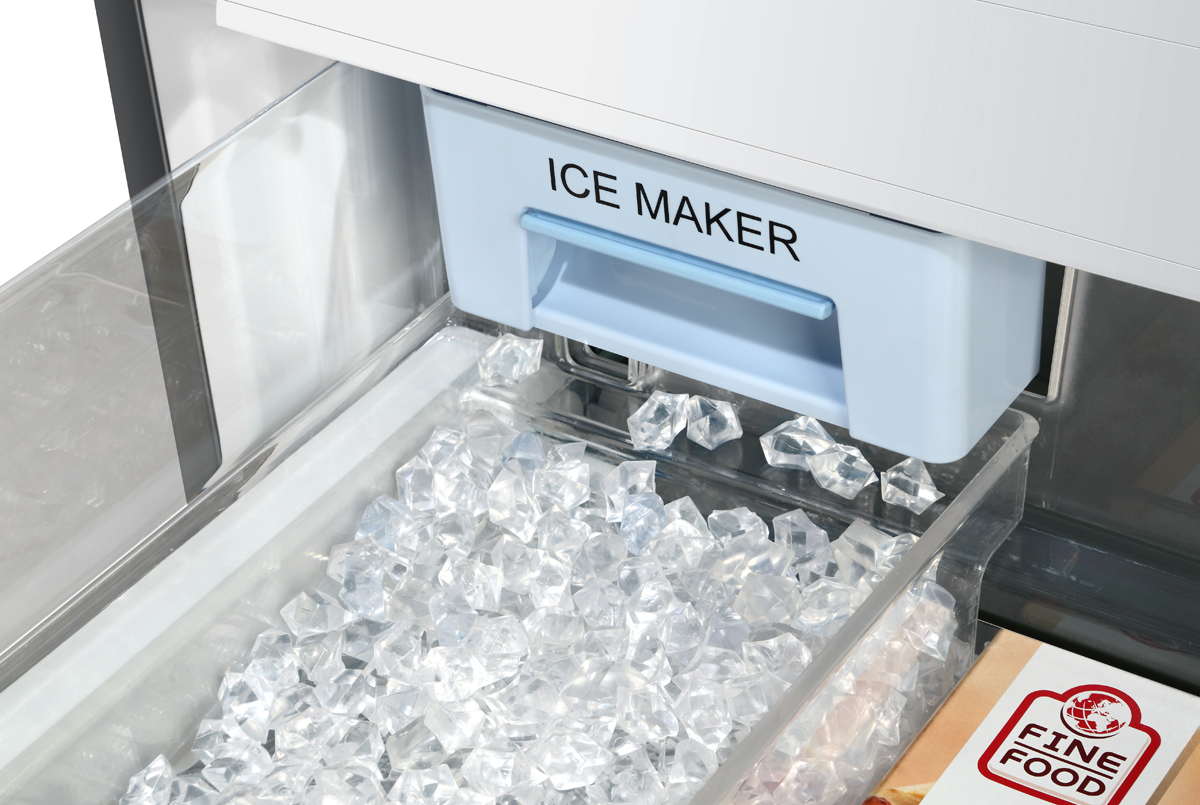 Eiswürfel in einem Gefrierfach mit der Aufschrift "ICE MAKER".