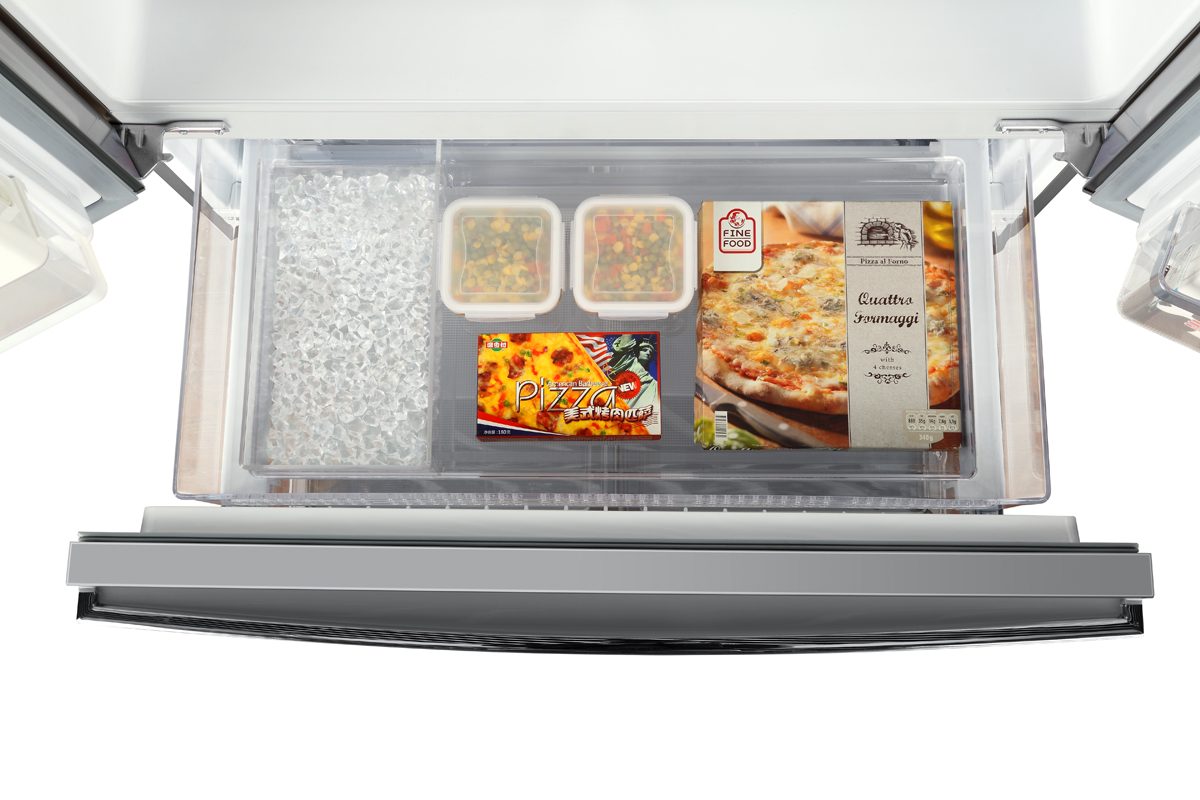 Gefrierschublade mit Eis, zwei Behältern mit Gemüse und zwei Pizzen.