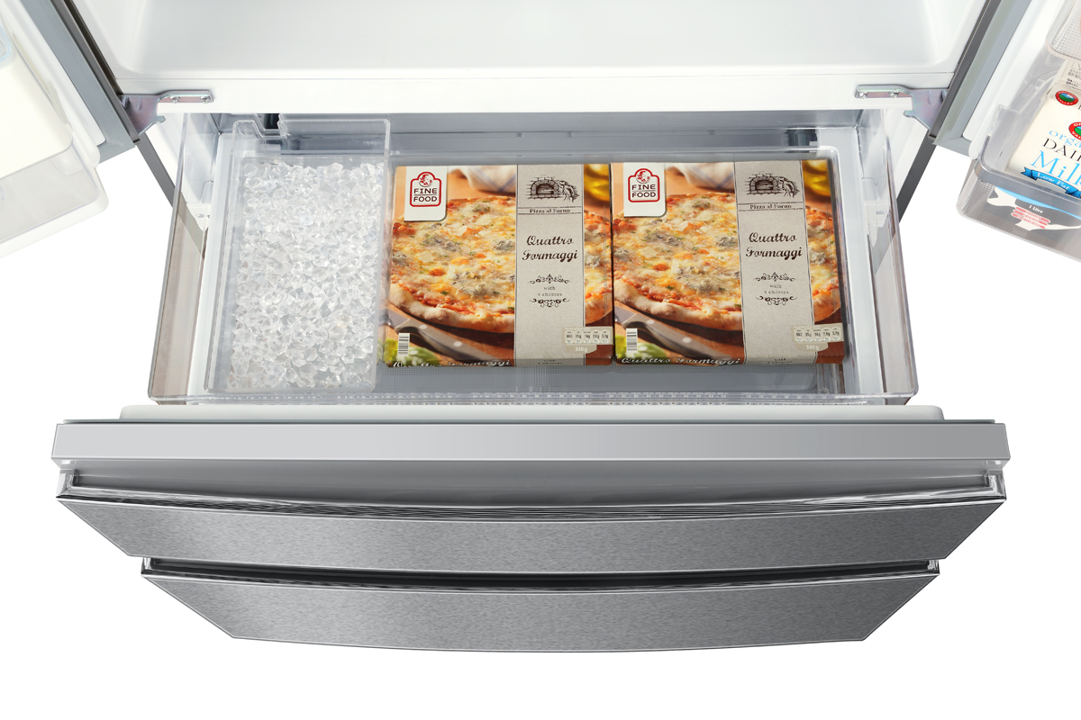 Gefrierfach mit Eis und zwei Pizzapaketen, daneben eine Milchpackung.