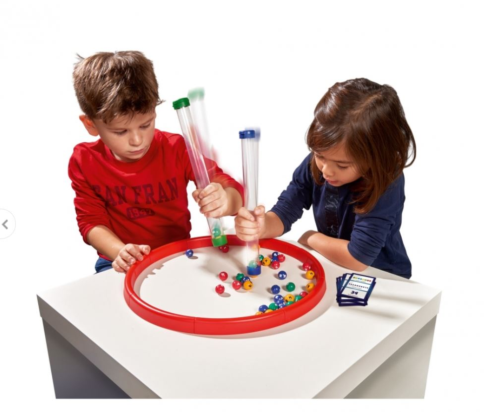 Zwei Kinder spielen mit farbigen Perlen.