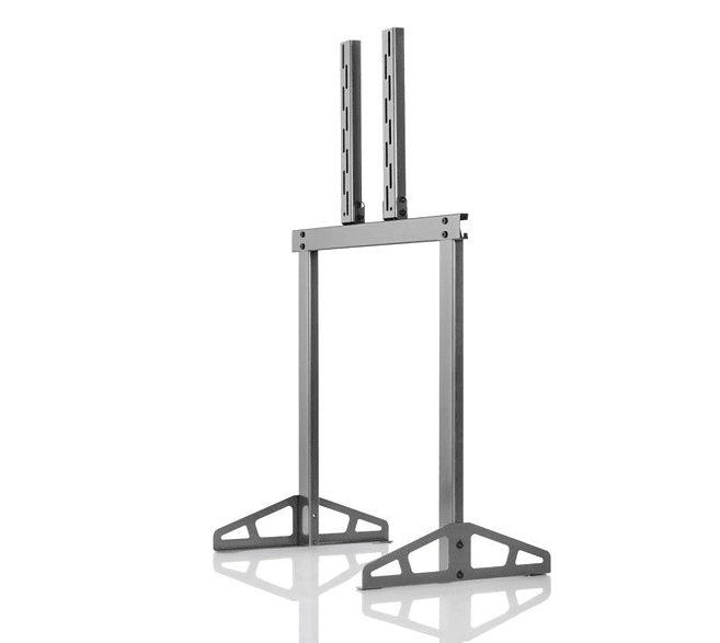 Soporte de TV plateado sobre fondo blanco. El soporte tiene dos barras verticales y dos soportes base.