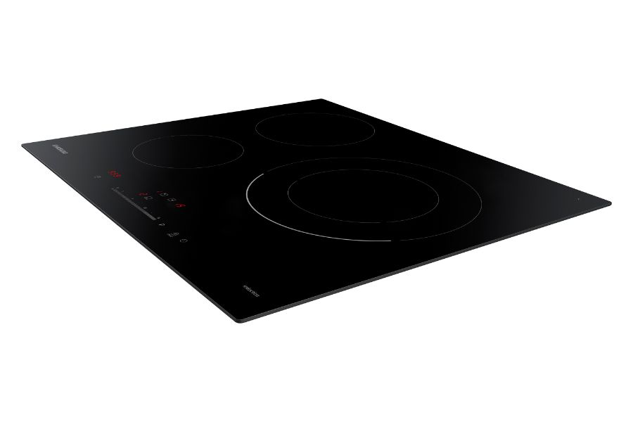 Una placa de cocina negra y moderna con tres quemadores circulares, sobre un fondo blanco.