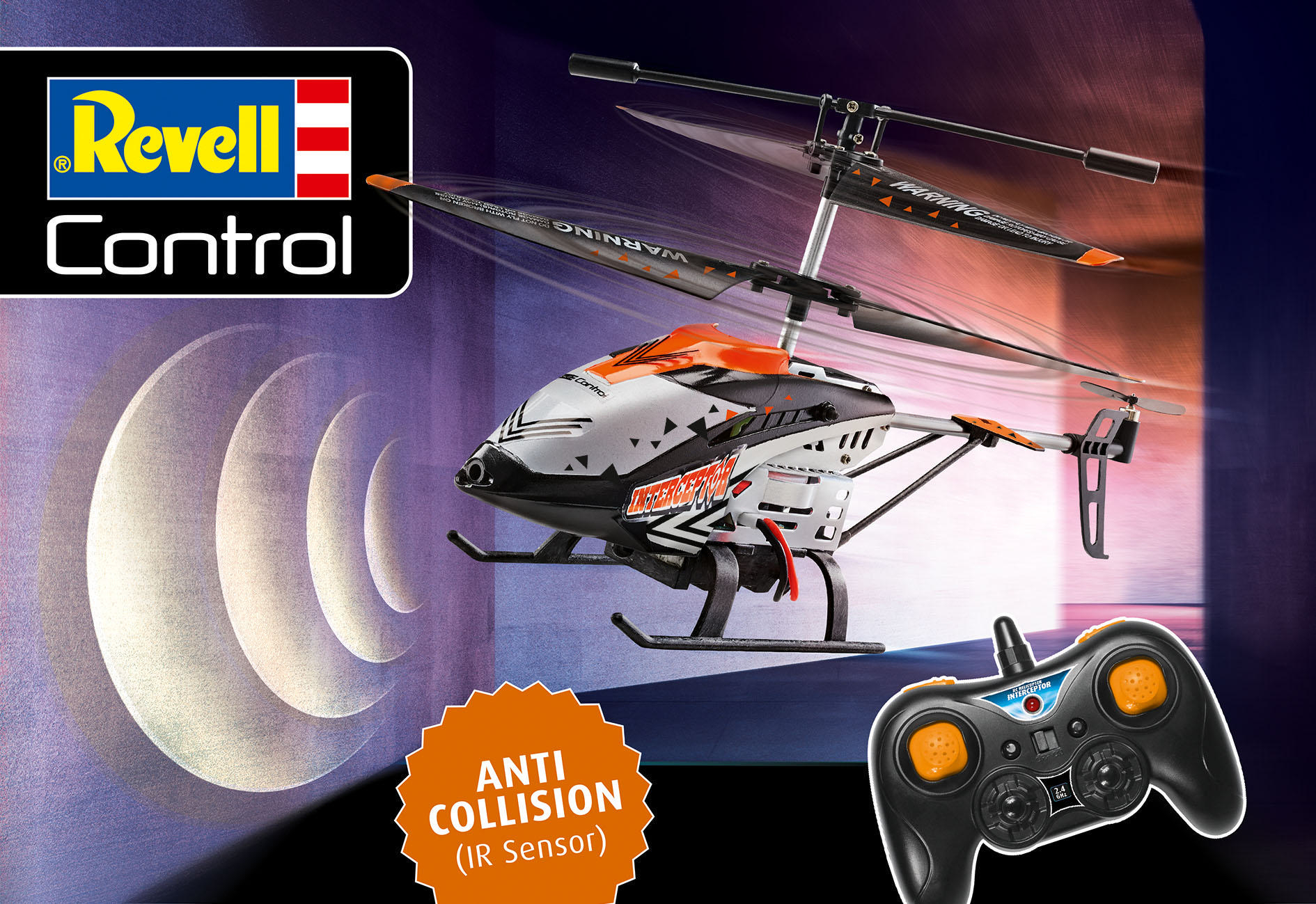 Ein Revell Control Helikopter-Spielzeug im Flug. Es hat orange und weiße Details und eine Fernbedienung.