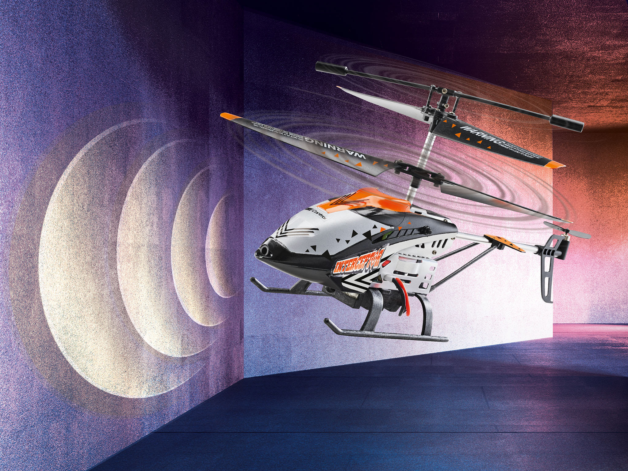 Spielzeug-Hubschrauber im Flug, orangefarbene und weiße Details.