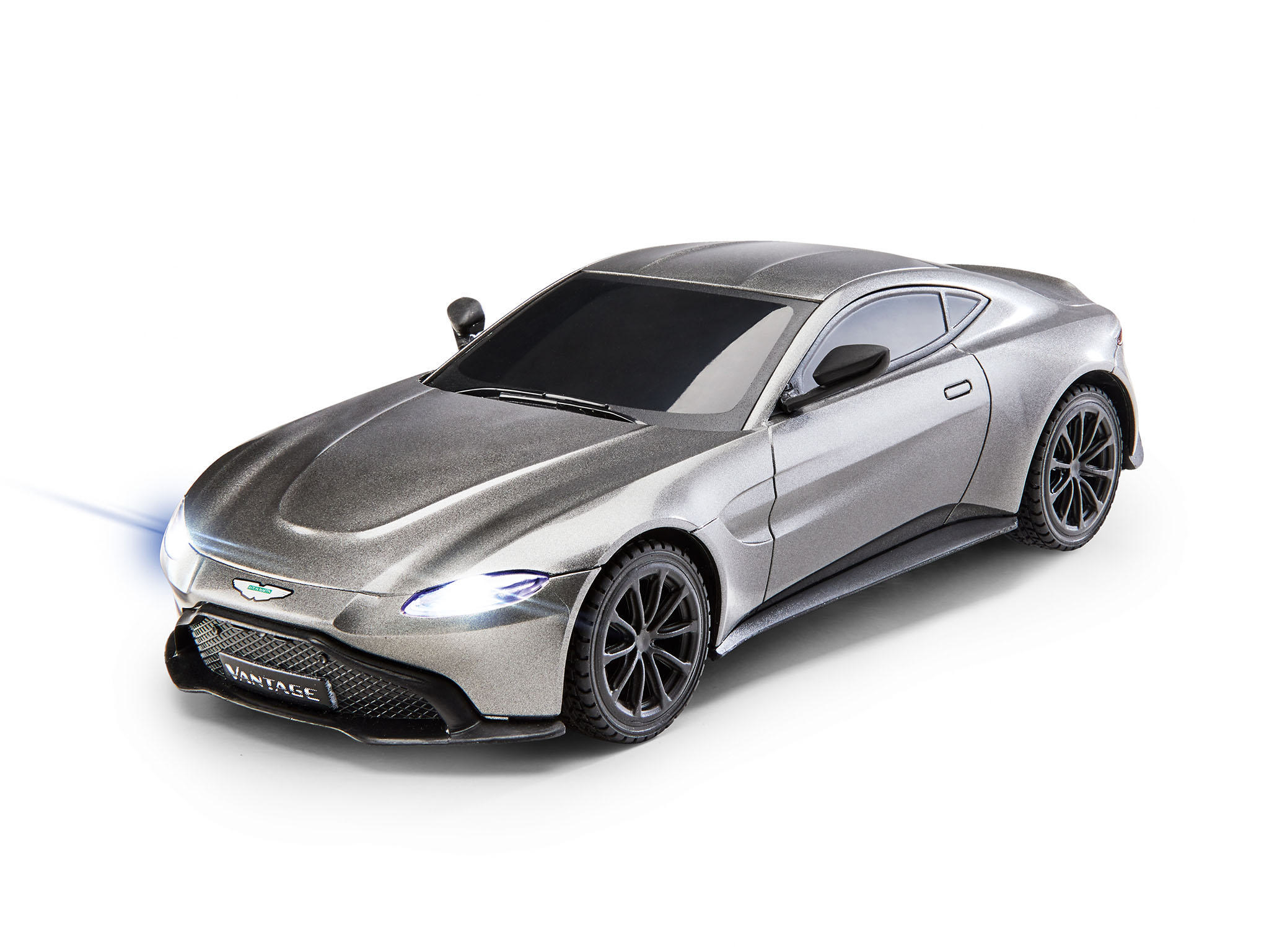 Silberner Aston Martin Vantage auf weißem Hintergrund, Scheinwerfer an, Seitenansicht.