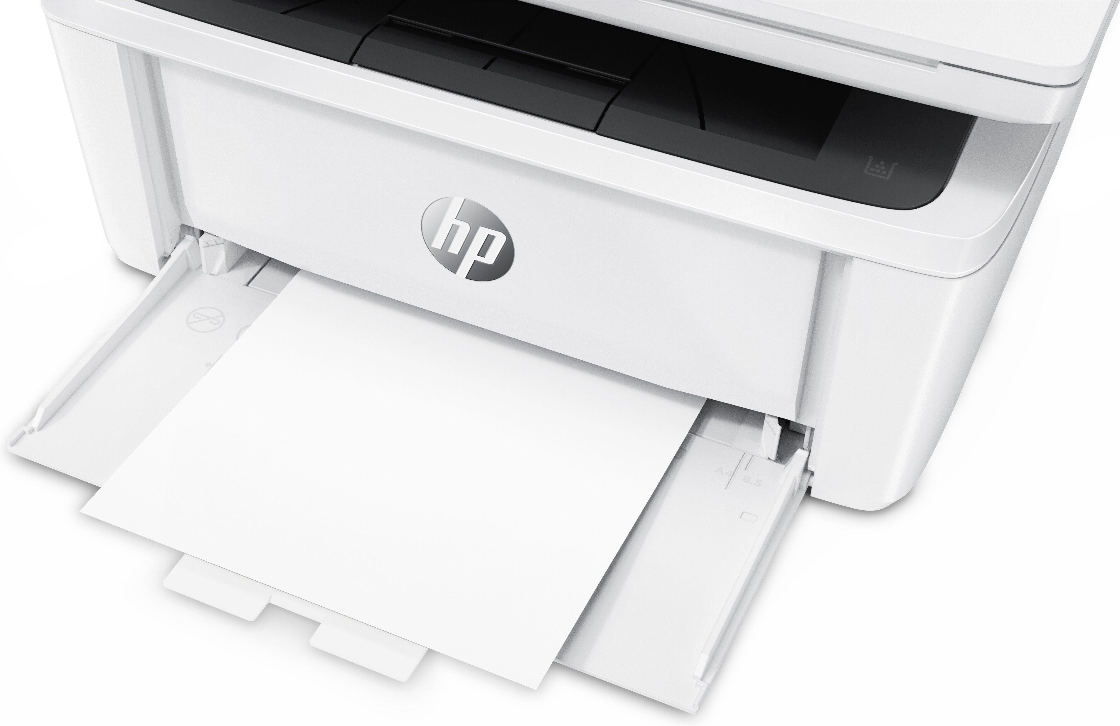 Impresora HP blanca con bandeja de papel abierta, mostrando hojas de papel blanco.