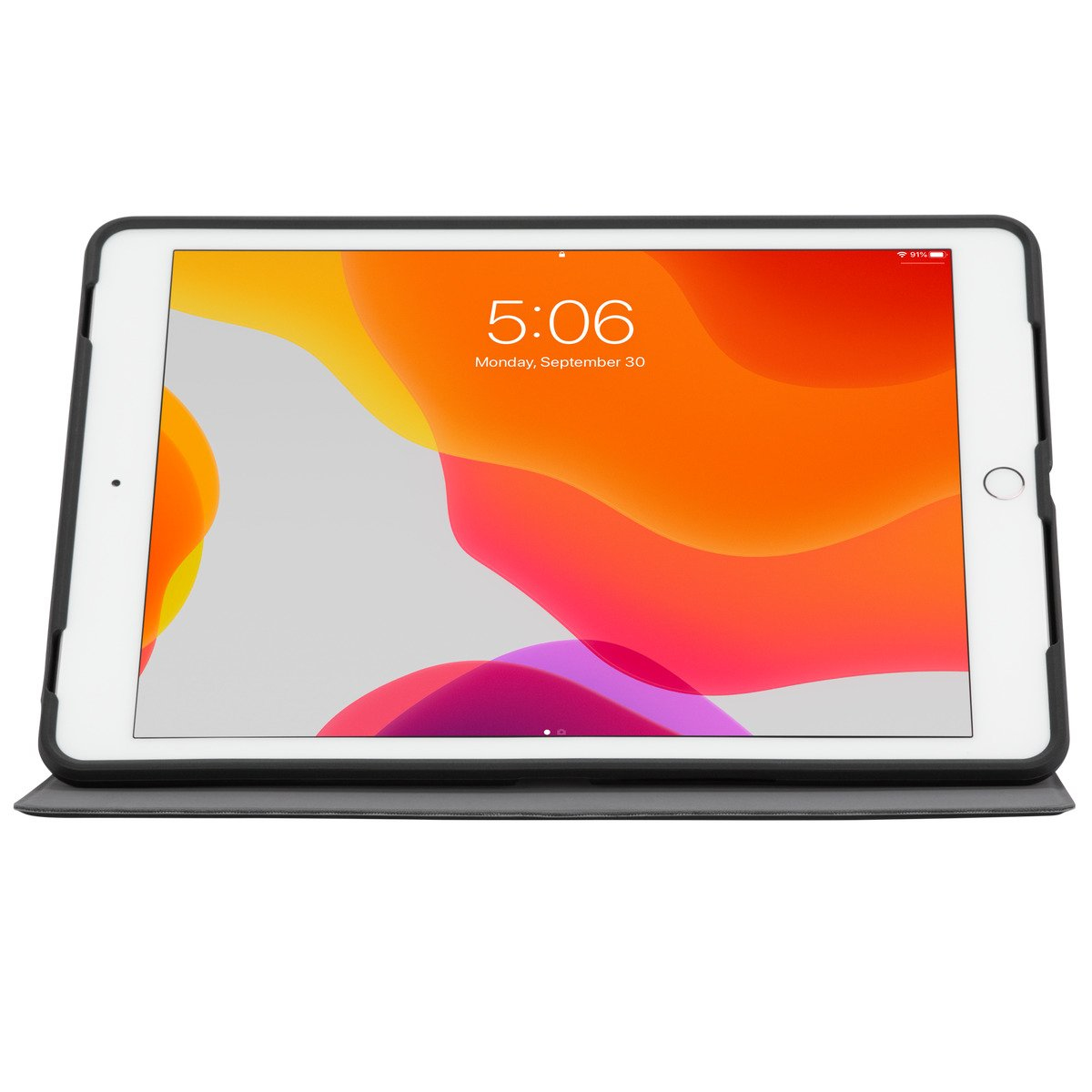 Un iPad en una funda negra muestra la hora y la fecha sobre un fondo colorido.