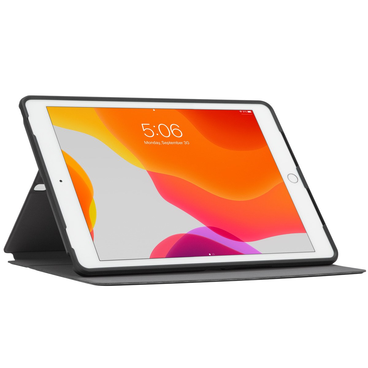Un iPad en una funda negra con un bolígrafo en la esquina superior derecha. La pantalla muestra una hora.