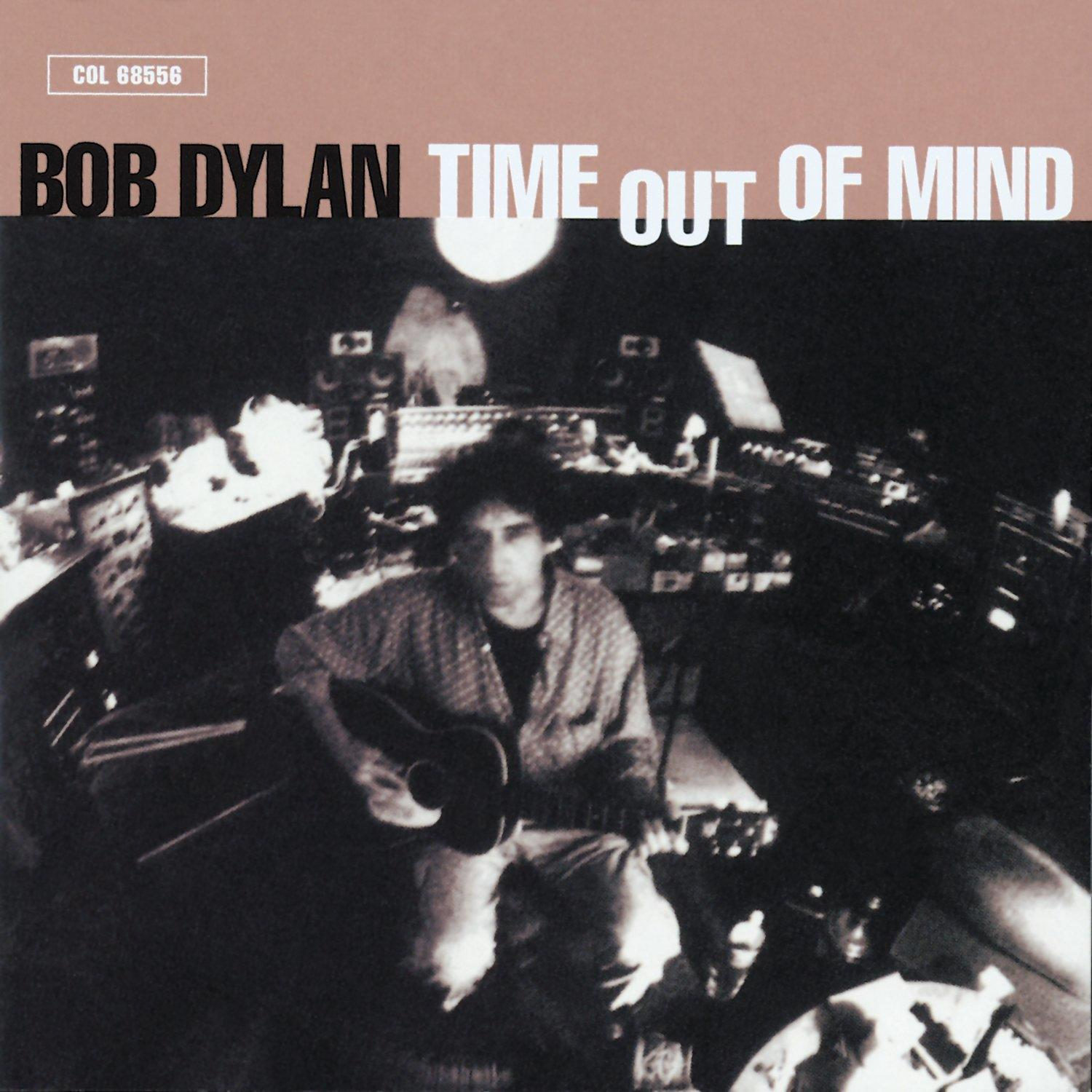 Bob Dylan Albumcover mit einem Mann, der in einem Raum Gitarre spielt.