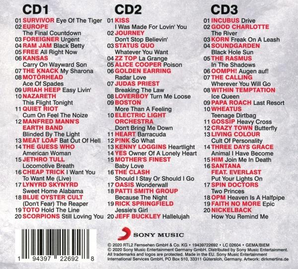 CDs verschiedener Künstler. Titellisten auf CD1, CD2 und CD3. Schwarzer Text auf weißem Hintergrund.