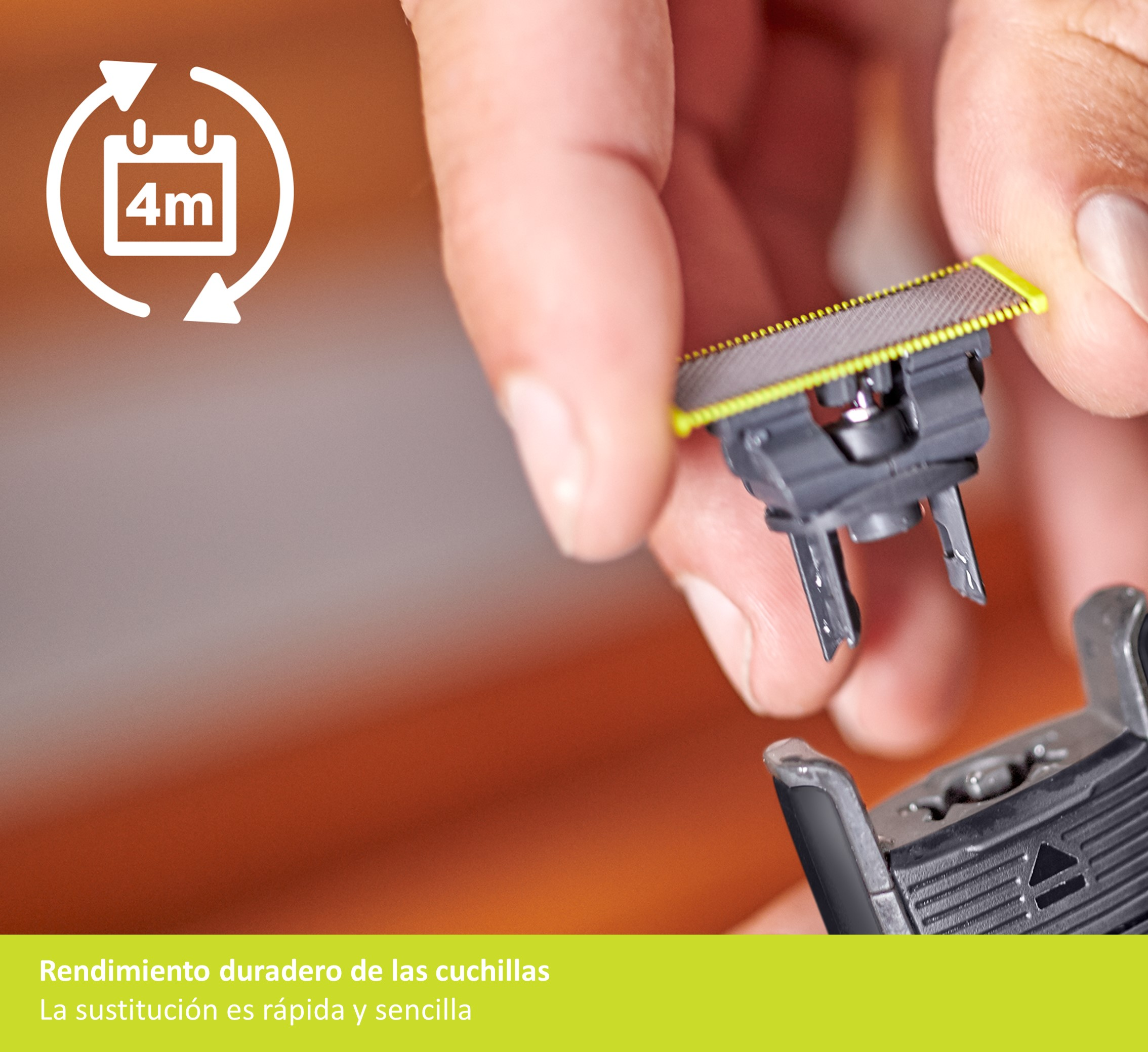 Primer plano de una persona sosteniendo una cuchilla de afeitar. La cuchilla es amarilla y negra.