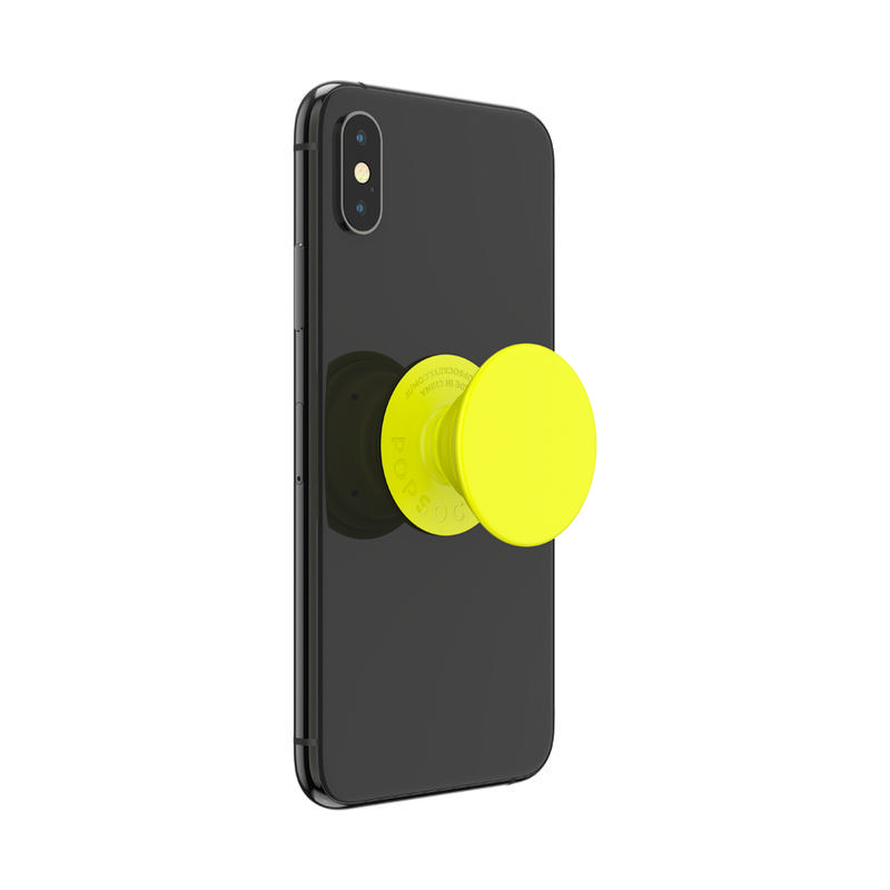 Ein schwarzes Smartphone mit einem gelben PopSockets-Griff auf der Rückseite.