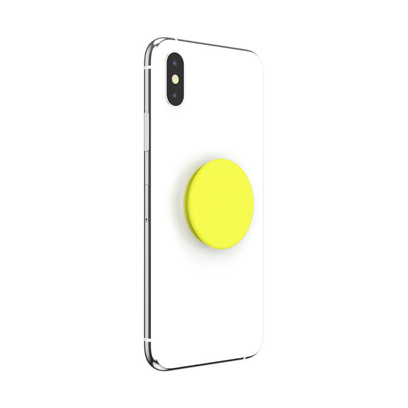 Weißes Telefon mit gelbem Pop-Socket auf der Rückseite auf einer weißen Oberfläche.