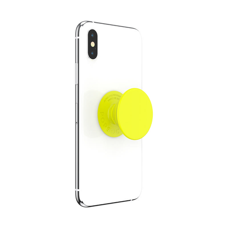 Ein weißes iPhone mit einem neongelben PopSocket, das die Rückseite des Telefons zeigt.