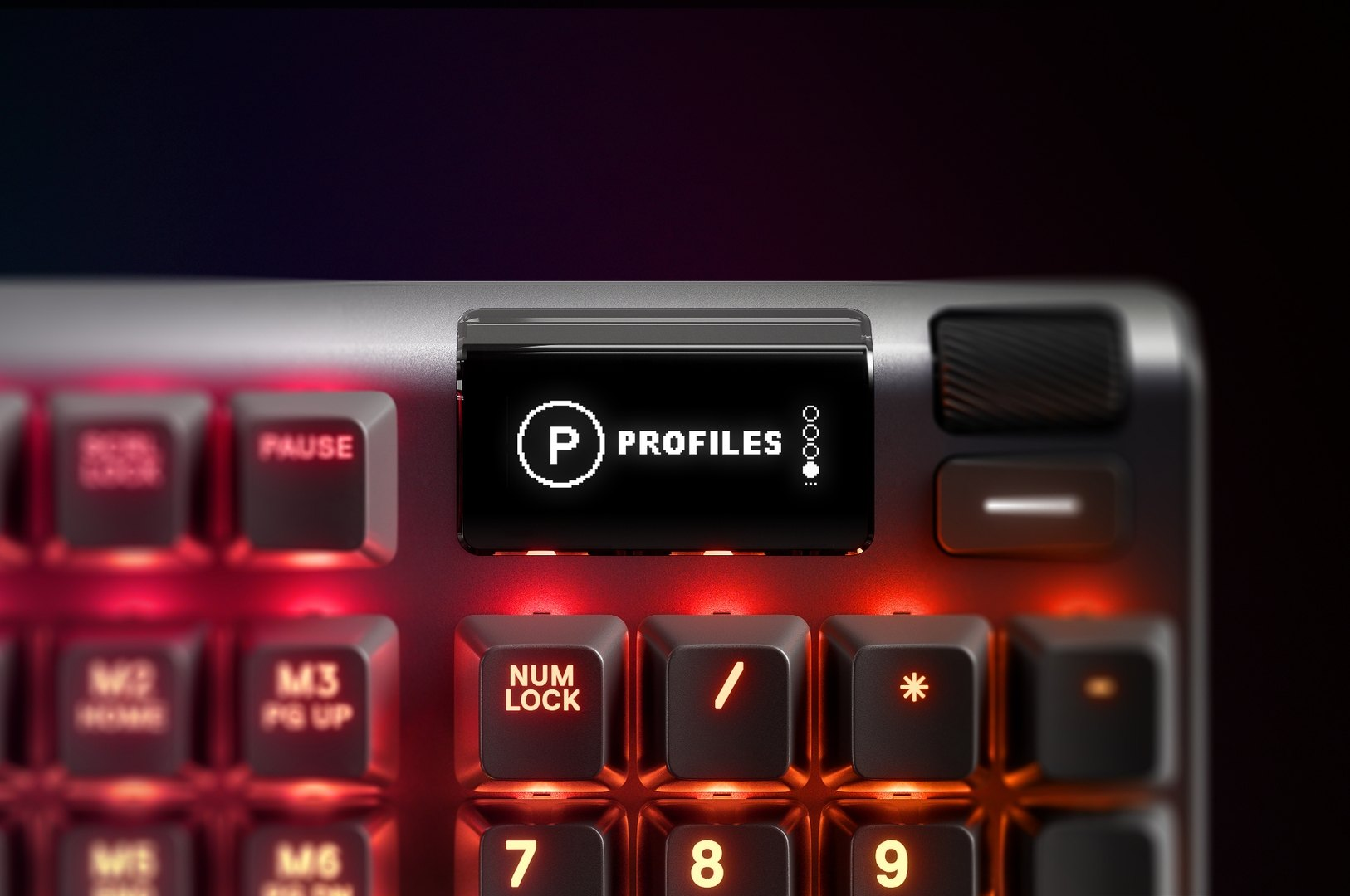 Közelkép egy megvilágított billentyűzetről. A 'PROFILES' gomb világít.