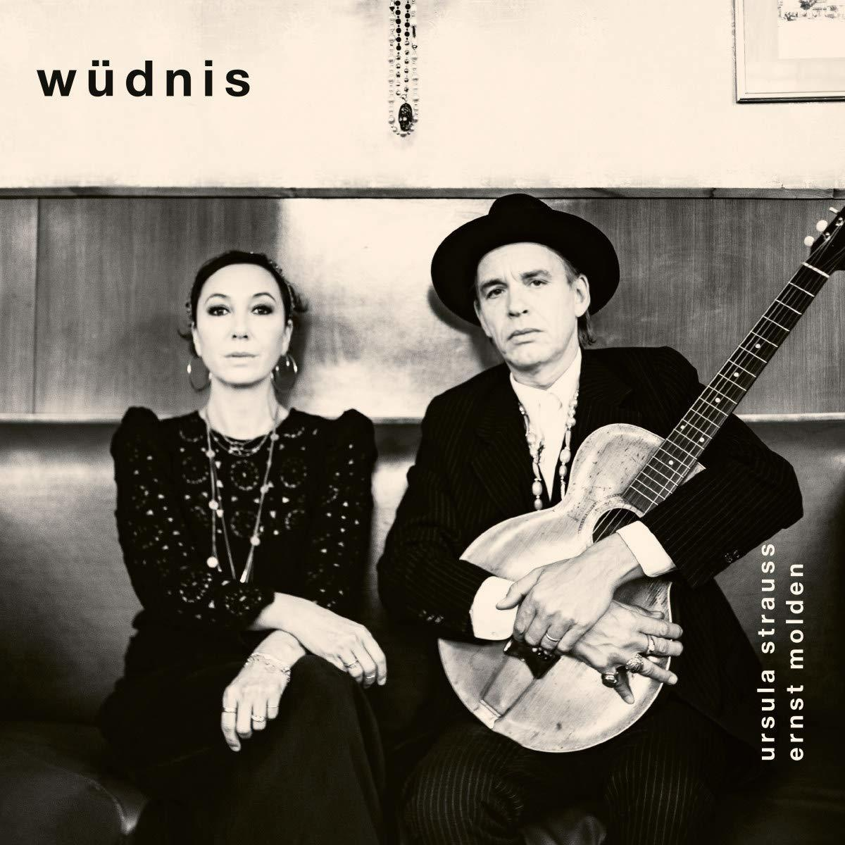 Albumcover mit zwei Personen in Sepia. Ursula Strauss und Ernst Molden mit einer Gitarre.