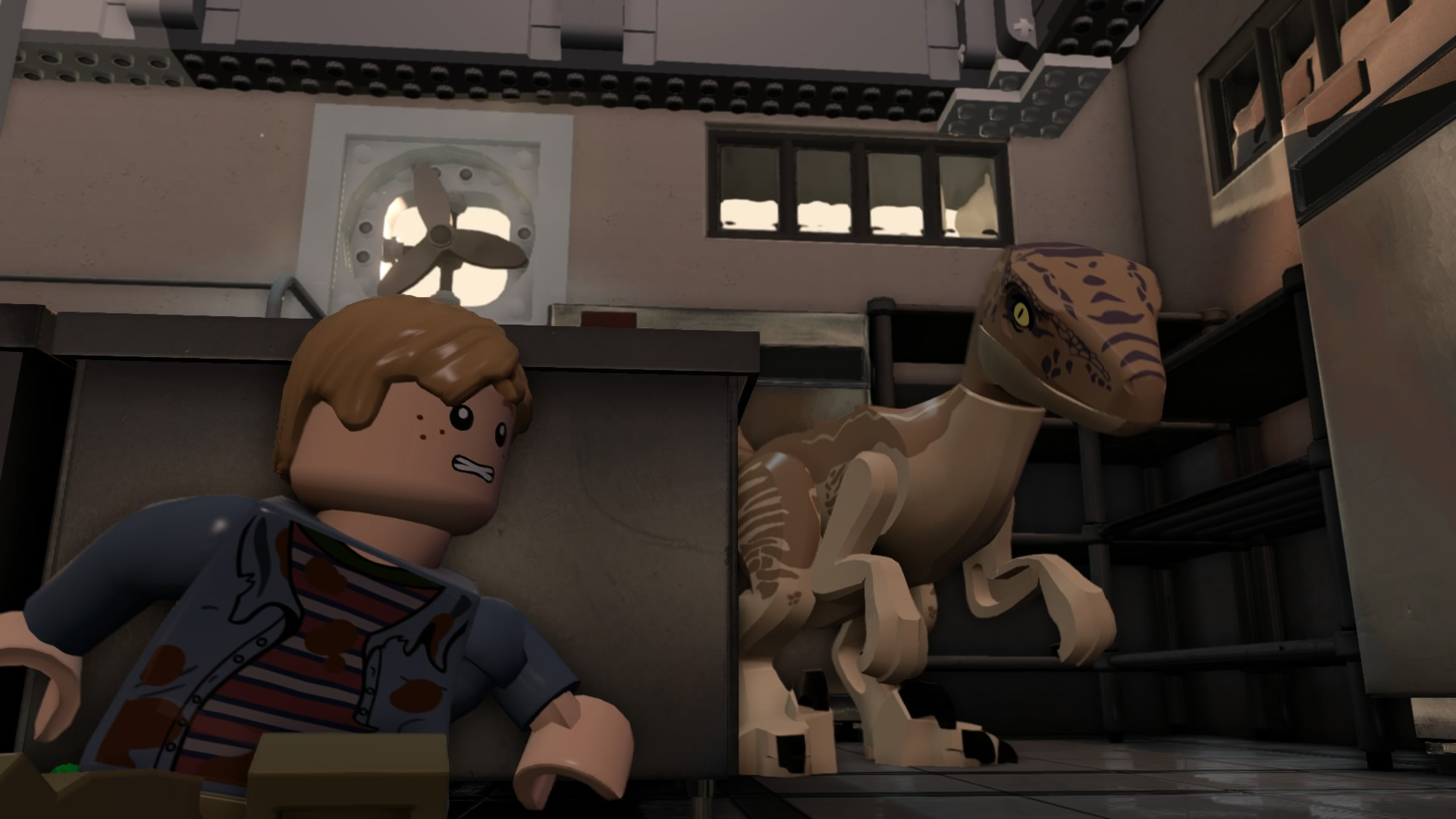 Une scène LEGO d'un film avec un garçon et un dinosaure. La scène est en intérieur avec une fenêtre.
