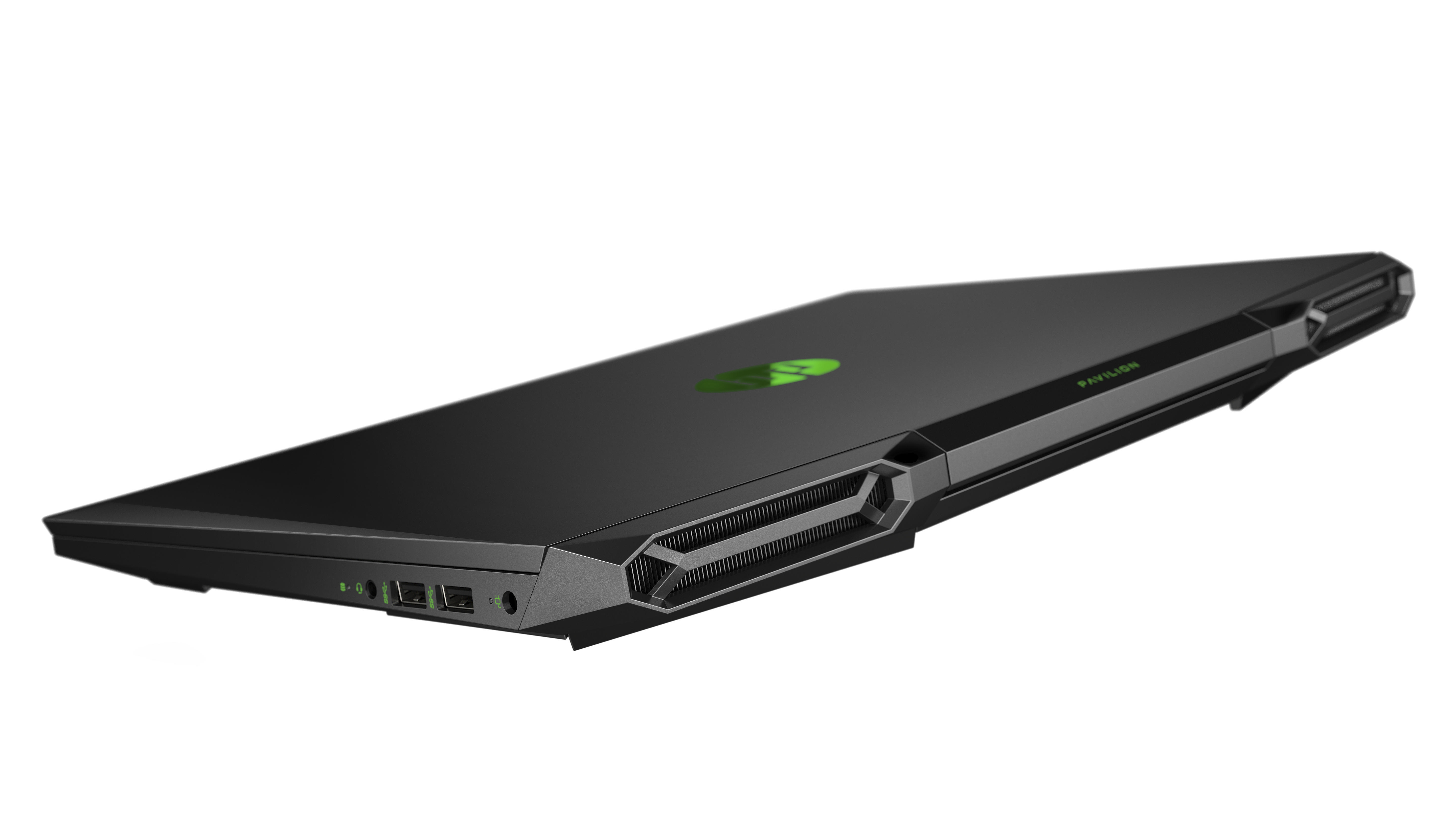 Schwarzer Laptop, angewinkelte Ansicht, zeigt seitliche Anschlüsse und Lüftungsschlitze. Weißer Hintergrund, grünes Logo.