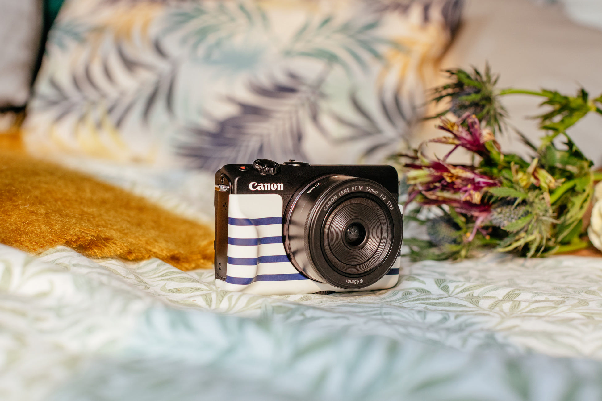 CANON EOS M100 Body Systemkamera mit Objektiv 15-45 mm, 7,5 cm Display Touchscreen, WLAN