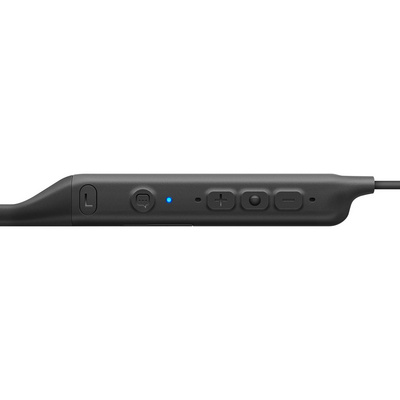 Primer plano del control de auriculares intrauditivos negros. Incluye botones de volumen, llamada y encendido.