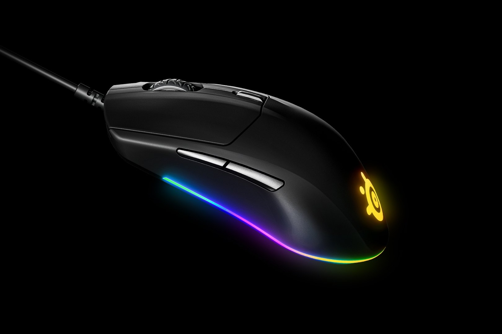 Fekete gamer egér RGB fényekkel, felülnézet fekete háttéren, logó látható.