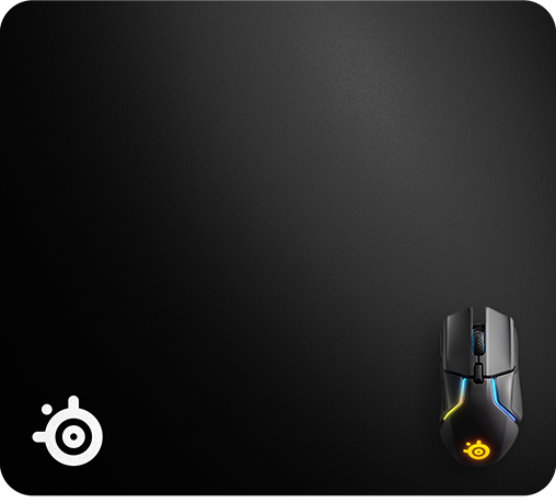 Fekete egérpad fehér logóval. Fekete egér RGB világítással jobbra.