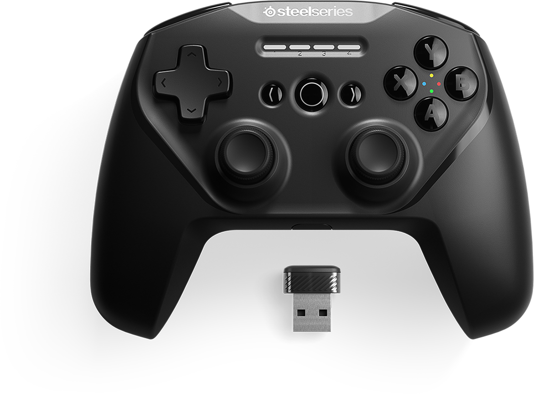 Fekete SteelSeries kontroller gombokkal és joystickokkal, alul USB vevő található.