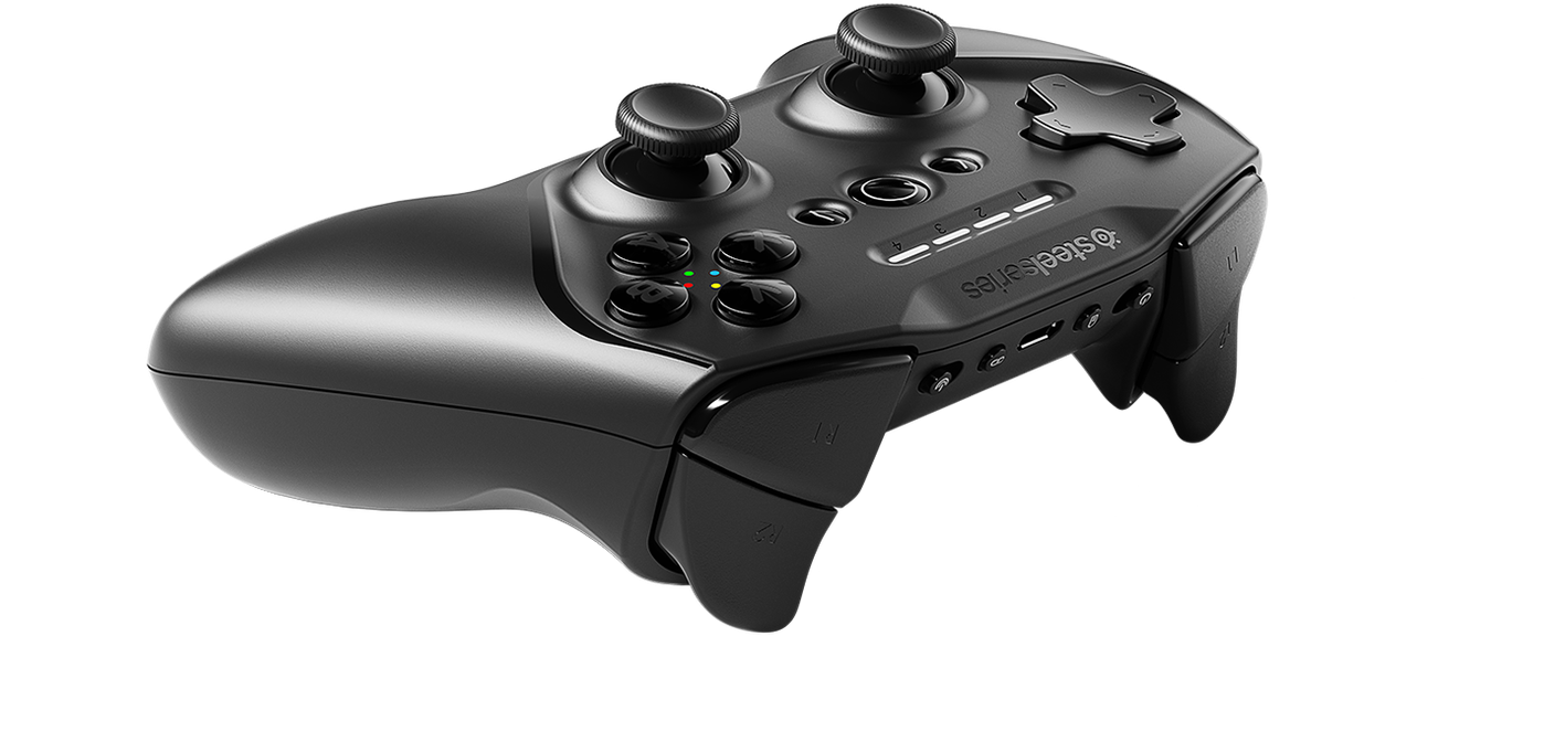 Fekete játékvezérlő gombokkal, joystickokkal és D-pad-del, fekete felületen.