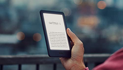 Una persona sosteniendo un Kindle. La pantalla muestra texto en español.
