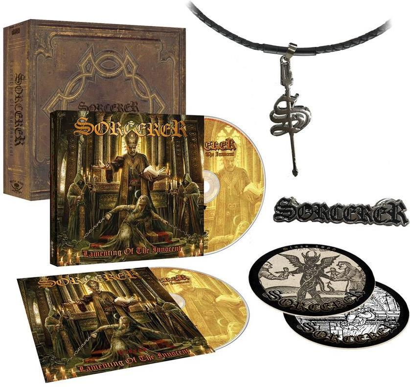 Coffret d'album avec CD, pendentif et patchs. Articles liés à la musique avec un thème sombre.