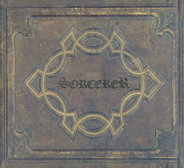 Une couverture de livre avec le mot "SORCERER" dans un cadre doré décoratif.