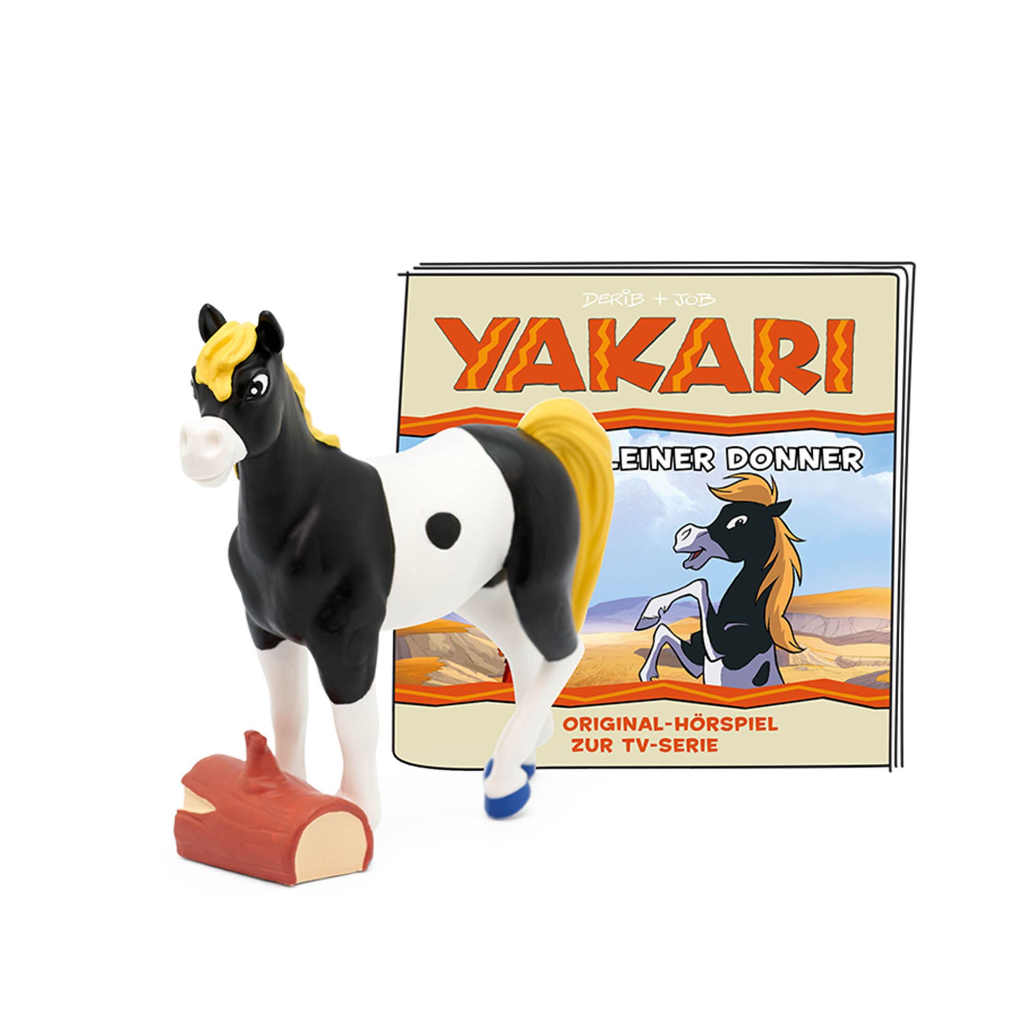 Yakari Spielzeugpferd mit einem Baumstamm und einem Buchcover im Hintergrund.