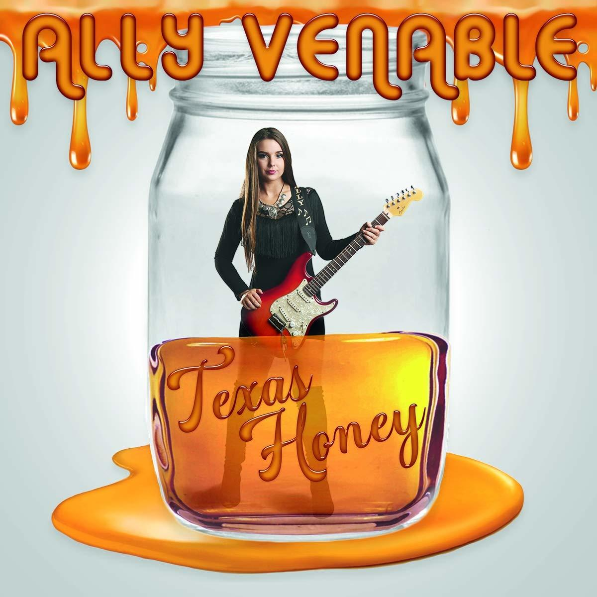 Albumcover: Eine Frau mit Gitarre in einem mit Honig gefüllten Glas.