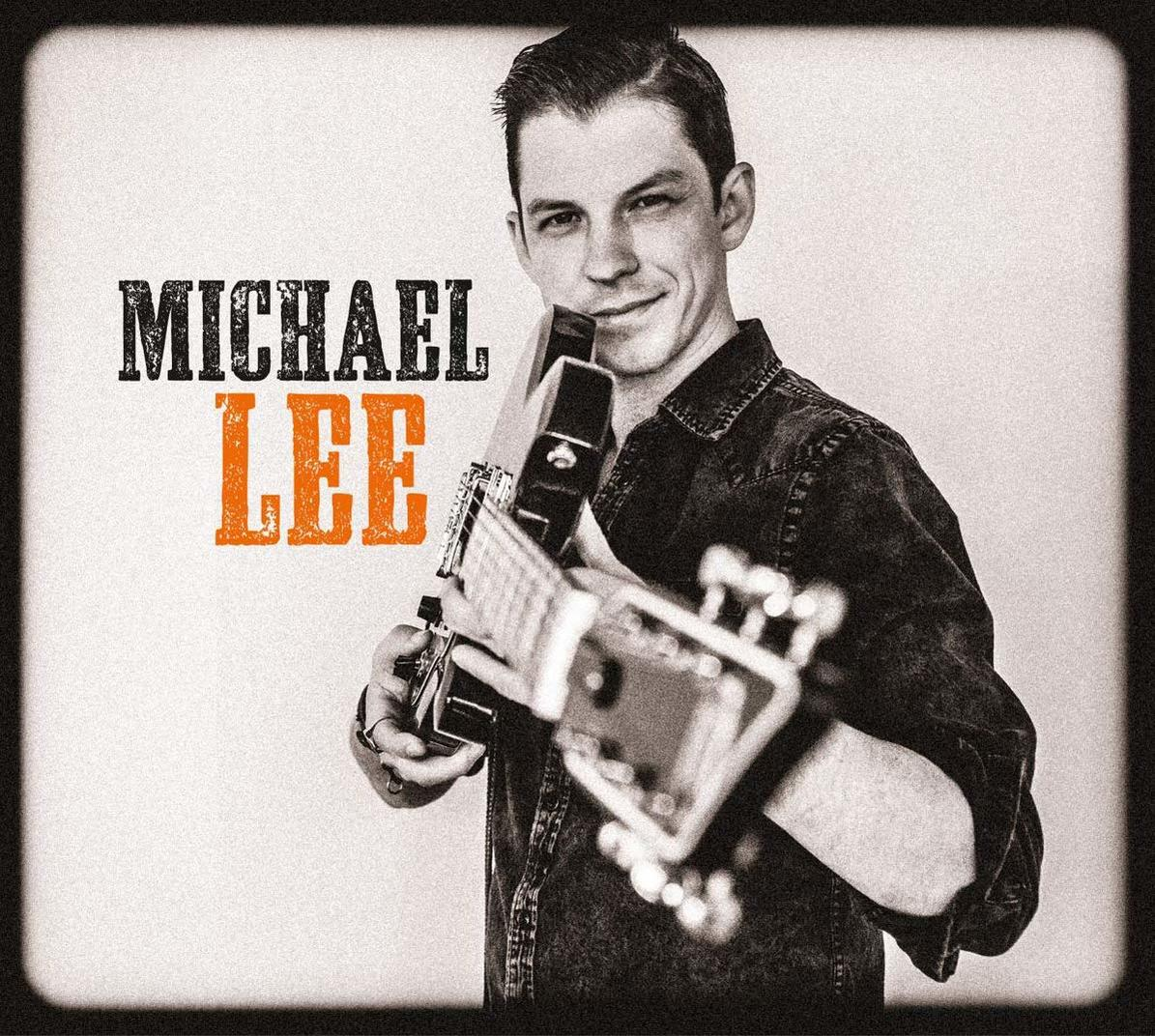 Ein Mann hält Gitarre und Mikrofon. Text: Michael Lee, in Orange.