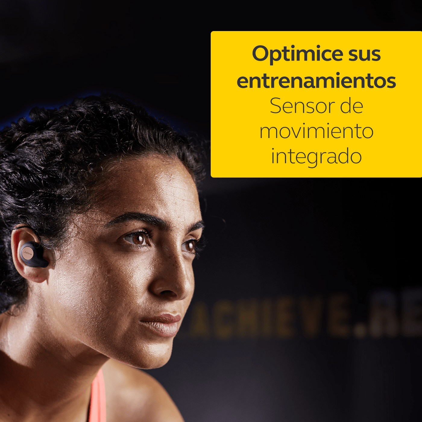Mujer con auriculares, con un cuadro de texto amarillo: Optimiza tus entrenamientos. Sensor de movimiento.
