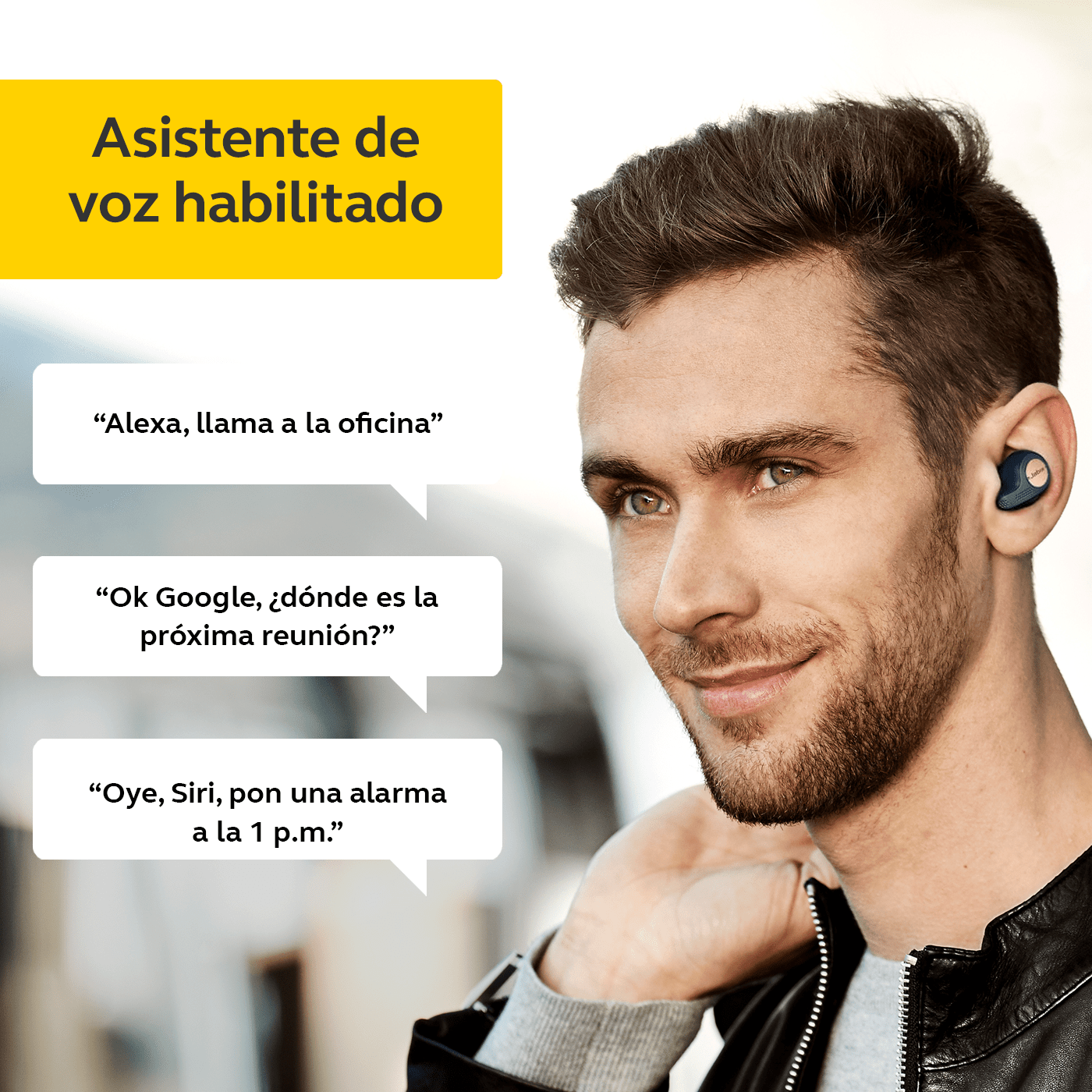 Un hombre con auriculares y una burbuja de diálogo del asistente de voz.