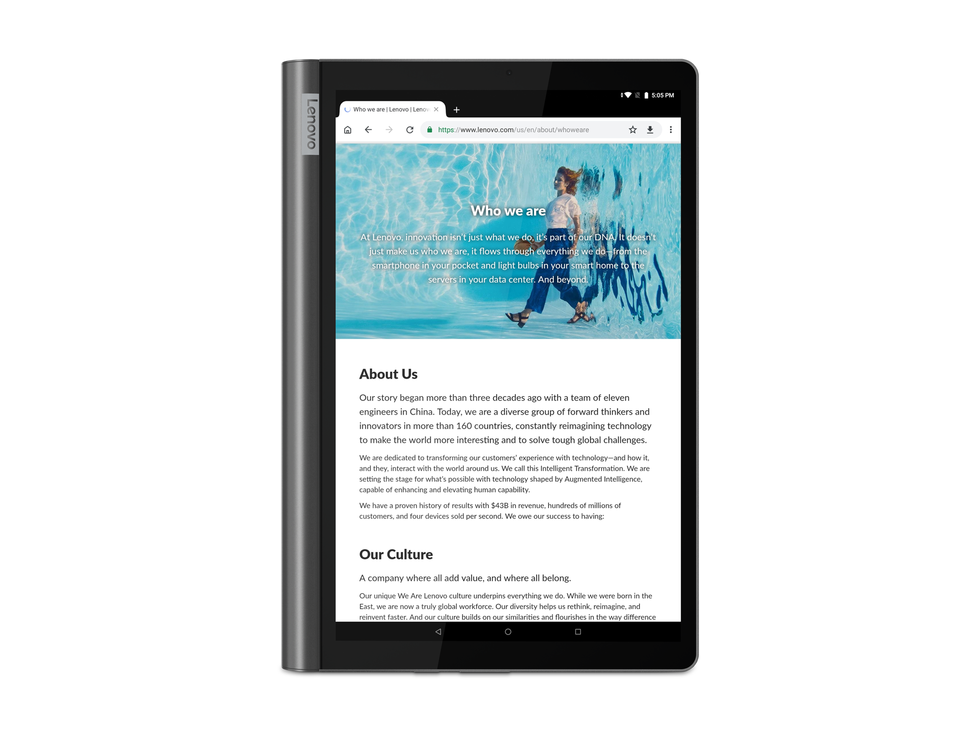 Lenovo hakkında bir web sitesi görüntüleyen bir tablet. Ekran metin ve resimler gösteriyor.