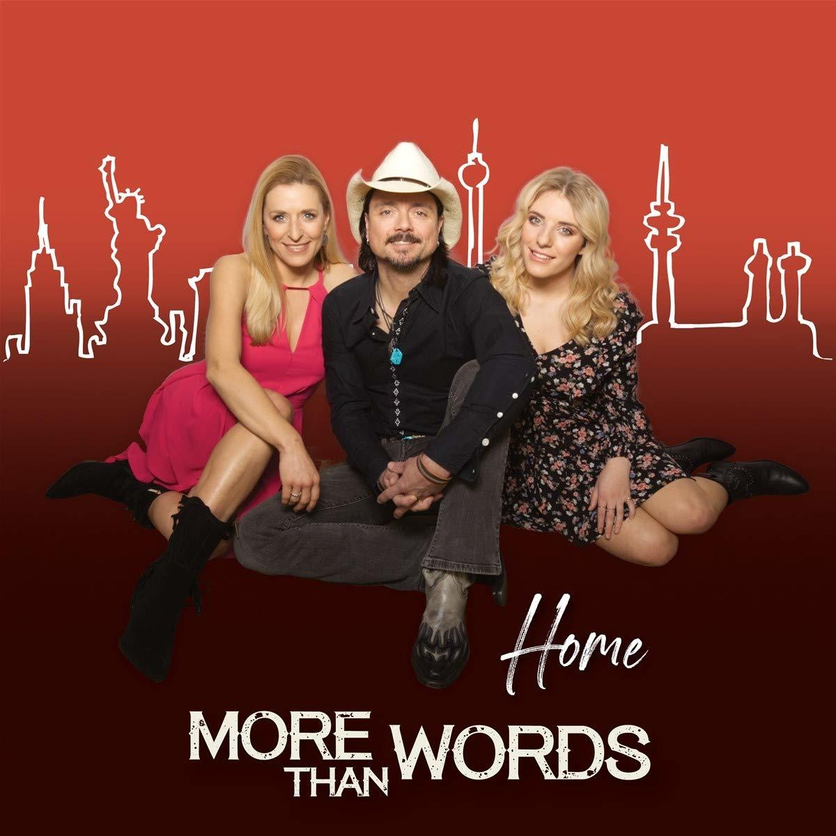 Albumcover mit drei Personen, zwei Frauen, ein Mann, auf rotem Hintergrund mit Stadtumrissen.