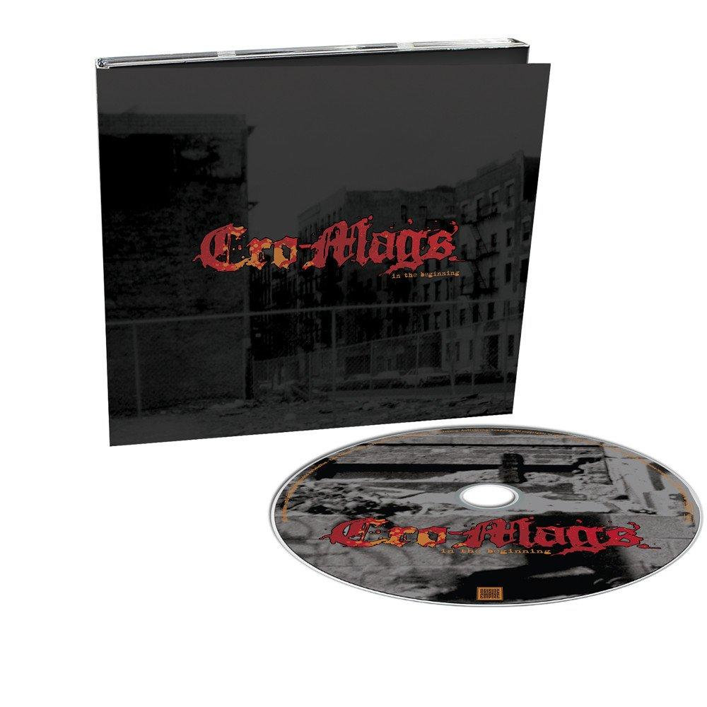 CD-Albumcover und -Disc auf Weiß. Album ist schwarz mit rotem Text. Disc hat auch roten Text.