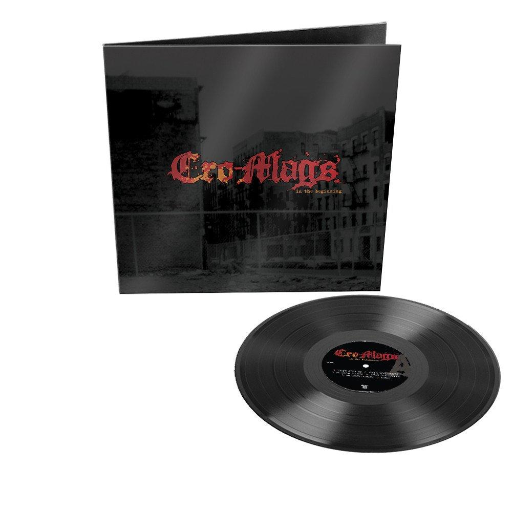 Schwarze Schallplatte und Albumcover mit rotem Text, das Stadtgebäude zeigt.
