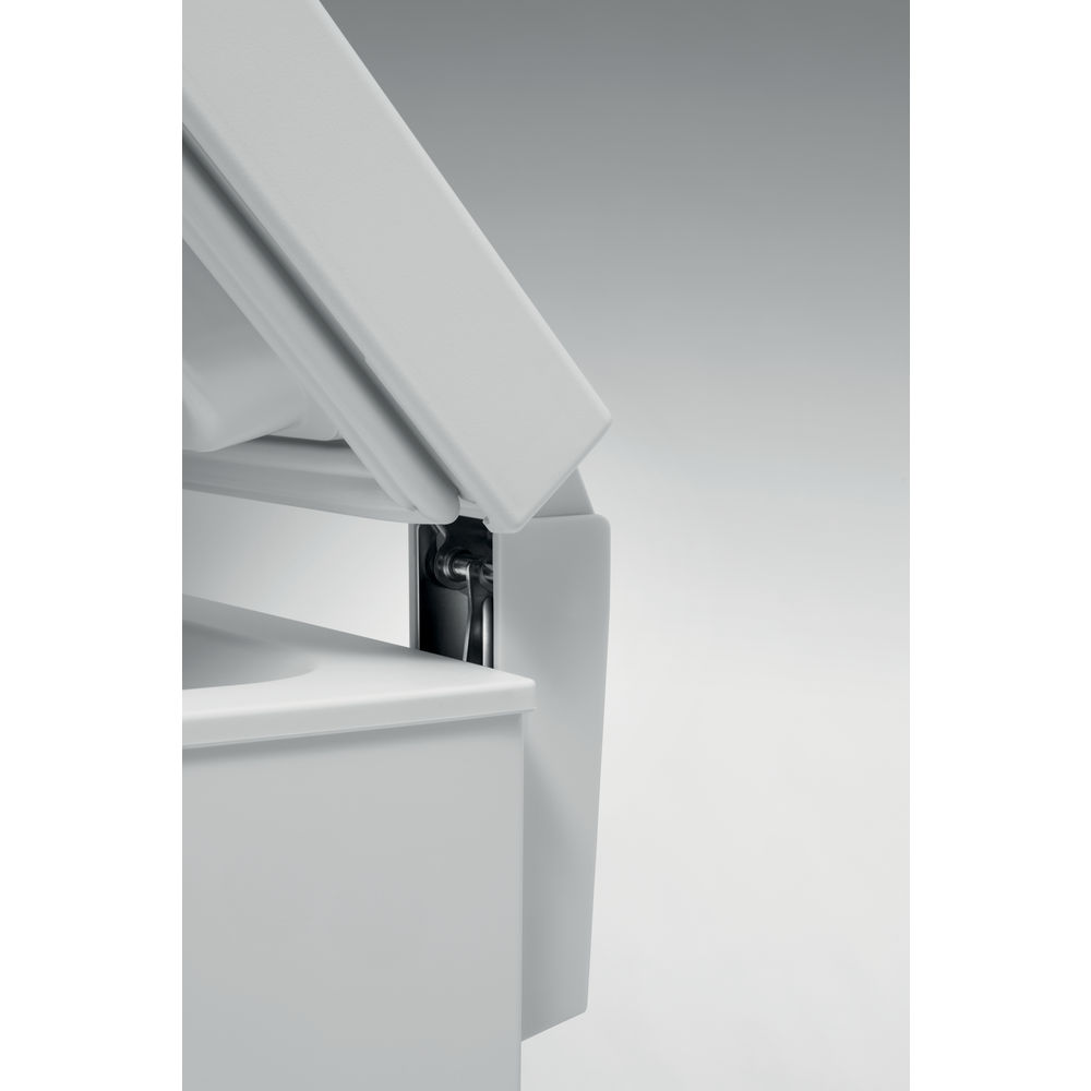 Weißer Schrank mit geöffnetem Deckel, der ein Scharnier im Detail zeigt. Heller Hintergrund.